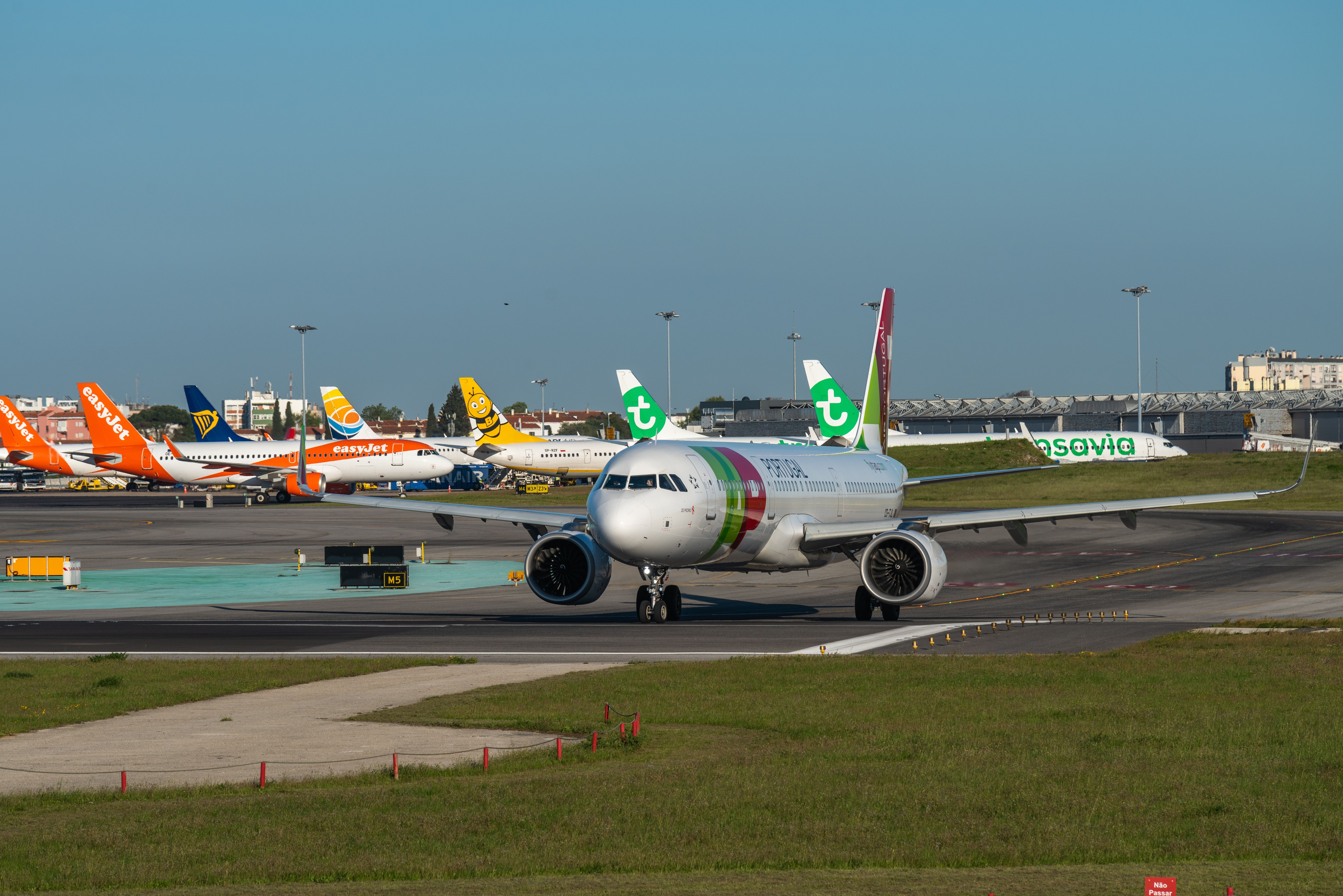 Shutterstock_2156895009 - LISBON, PORTUGAL - APRIL 15, 2022: Airplane Airbus A321-251N of airline TAP Portugal waiting for takeoff orders at Lisbon Airport