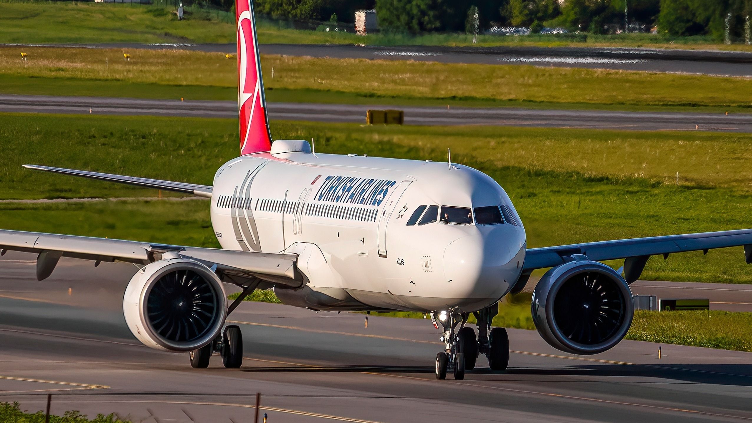 A Turkish Airlines Airbus A321neo taxiing to the runway.