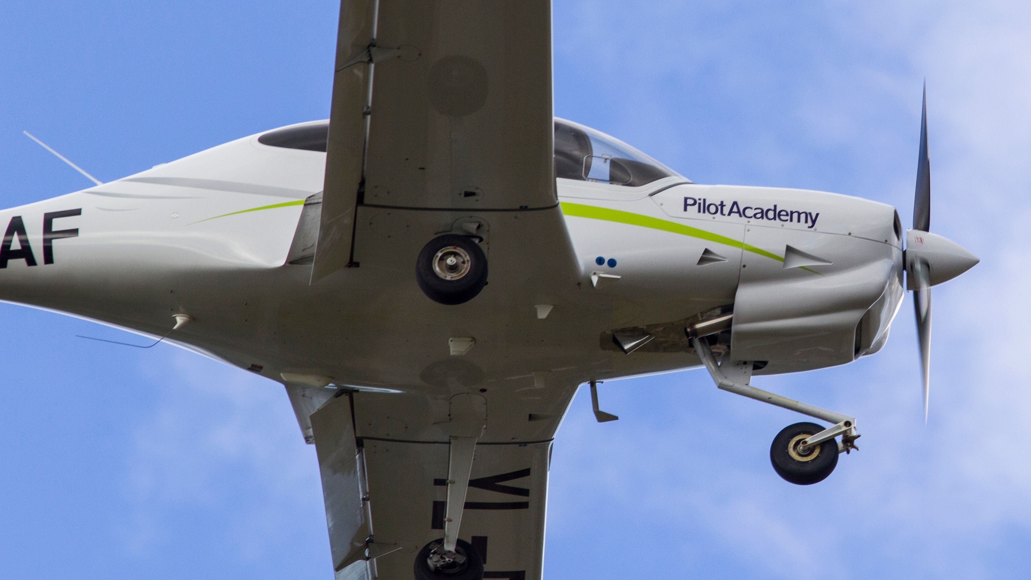 An airBaltic pilot academy Diamond DA40 landing.