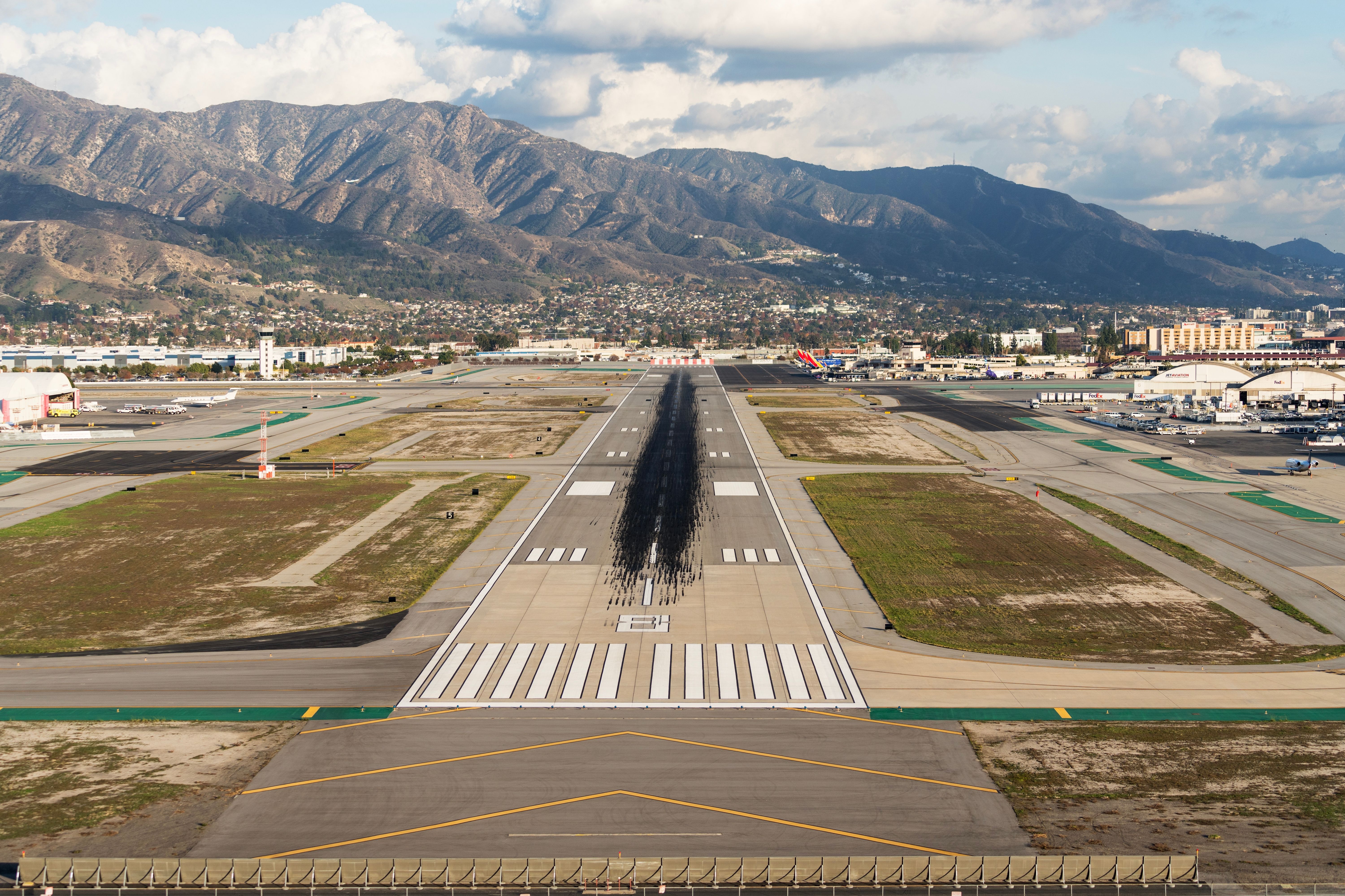 An easterly view of the final approach to Burbank's runway 8.