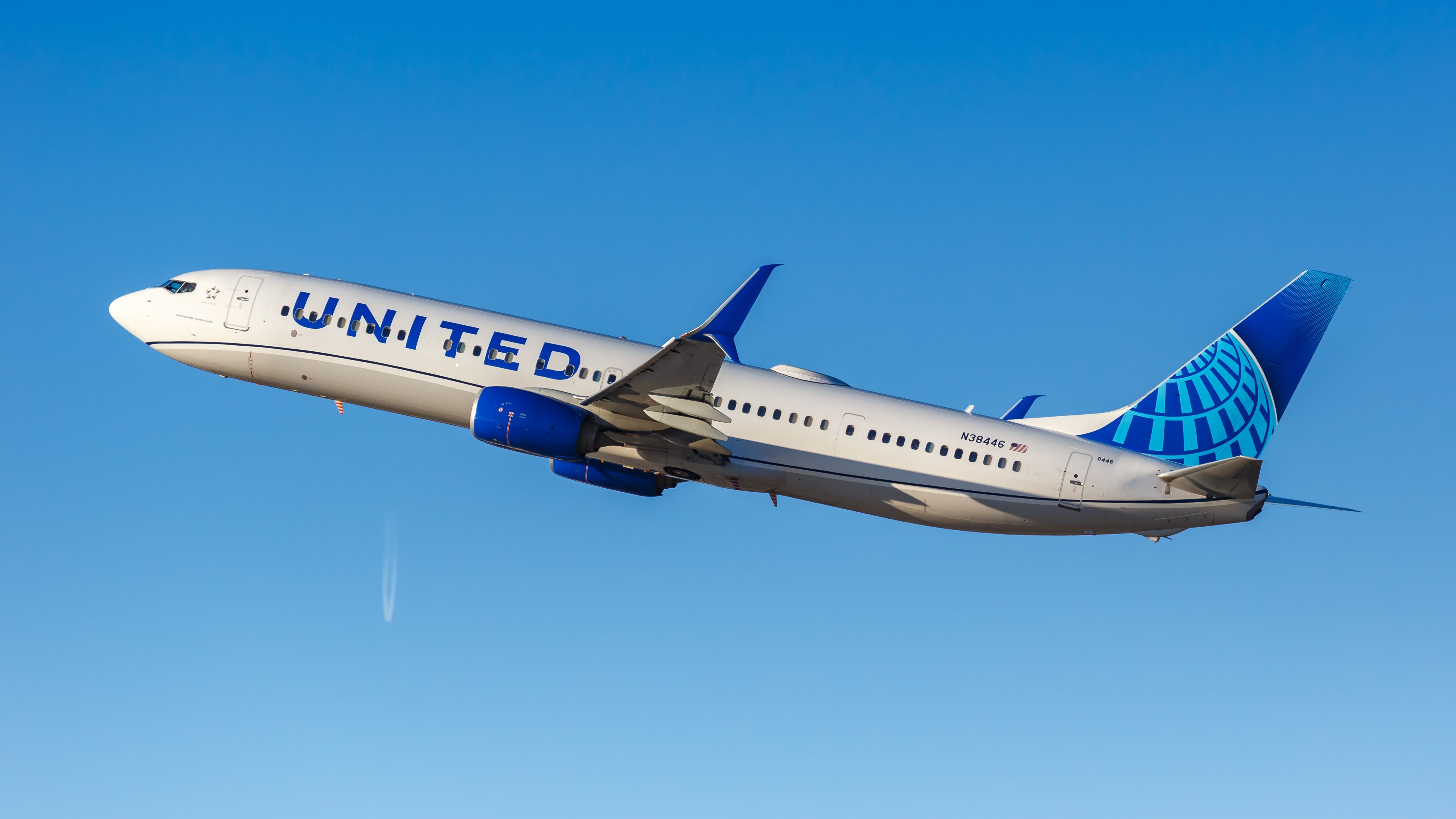 A United Airlines Boeing 737 flying in the sky.