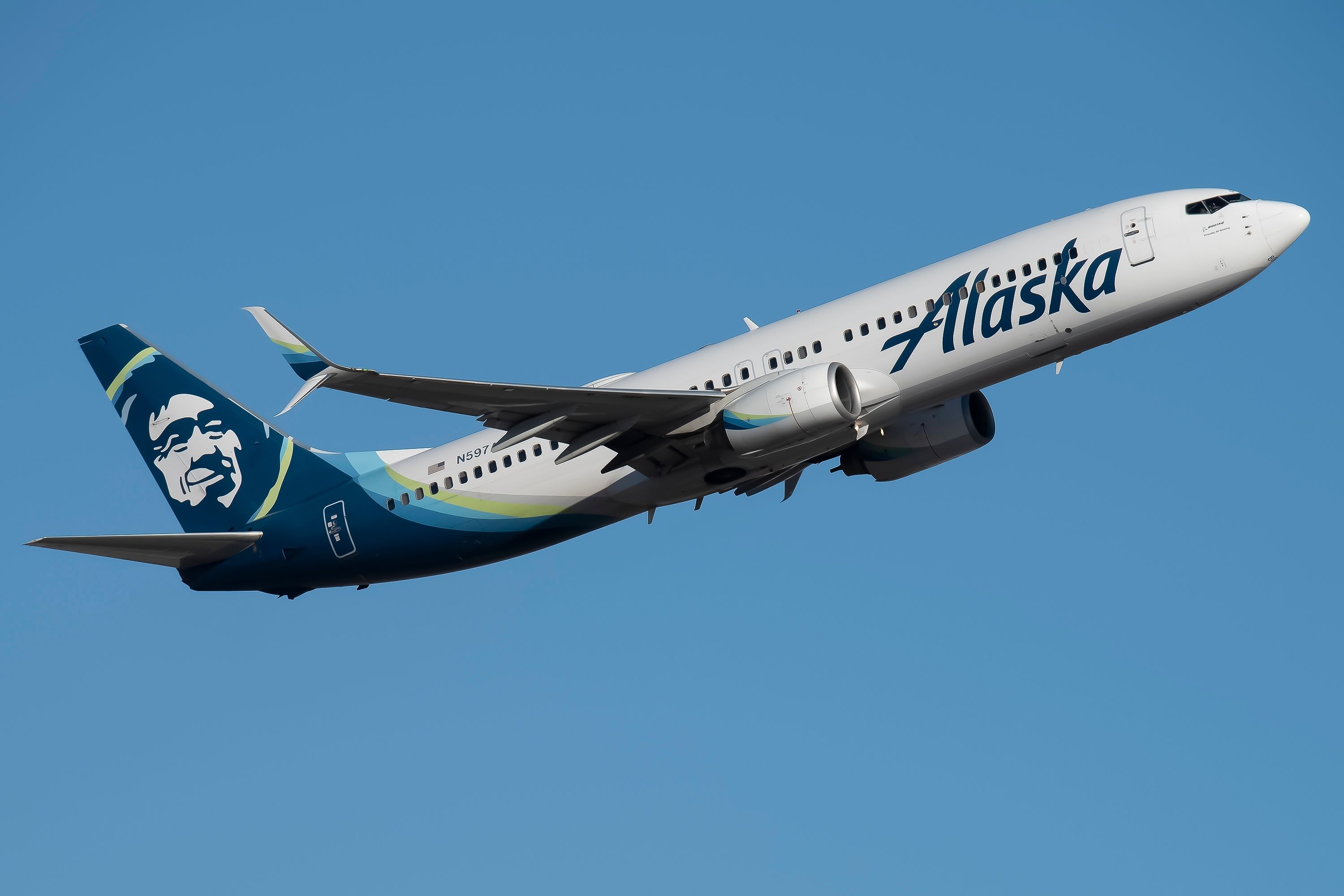 An Alaska Airlines Boeing 737-800 flying in the sky.
