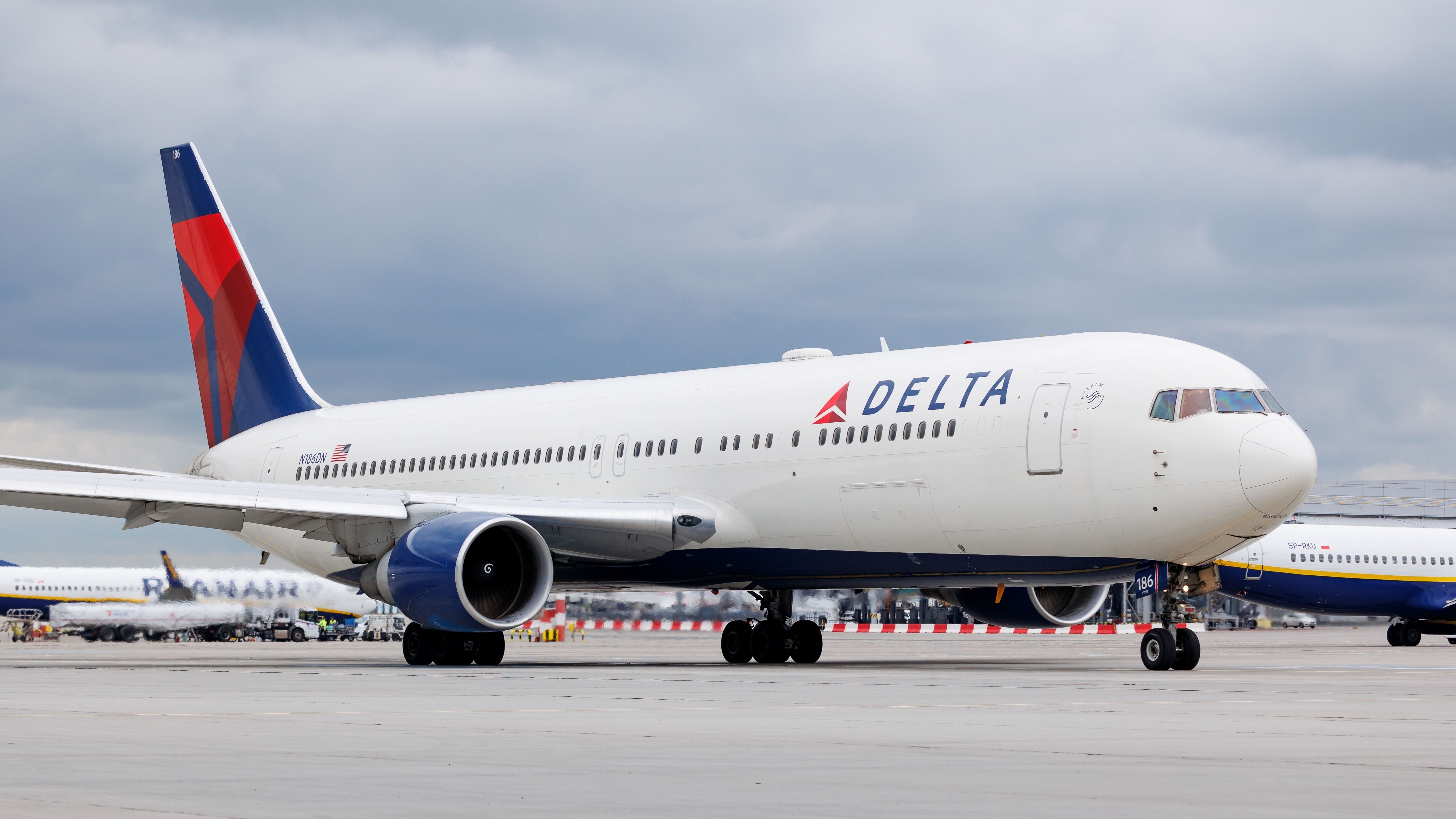 Delta Air Lines Boeing 767 Returns To Prague After Engine Failure