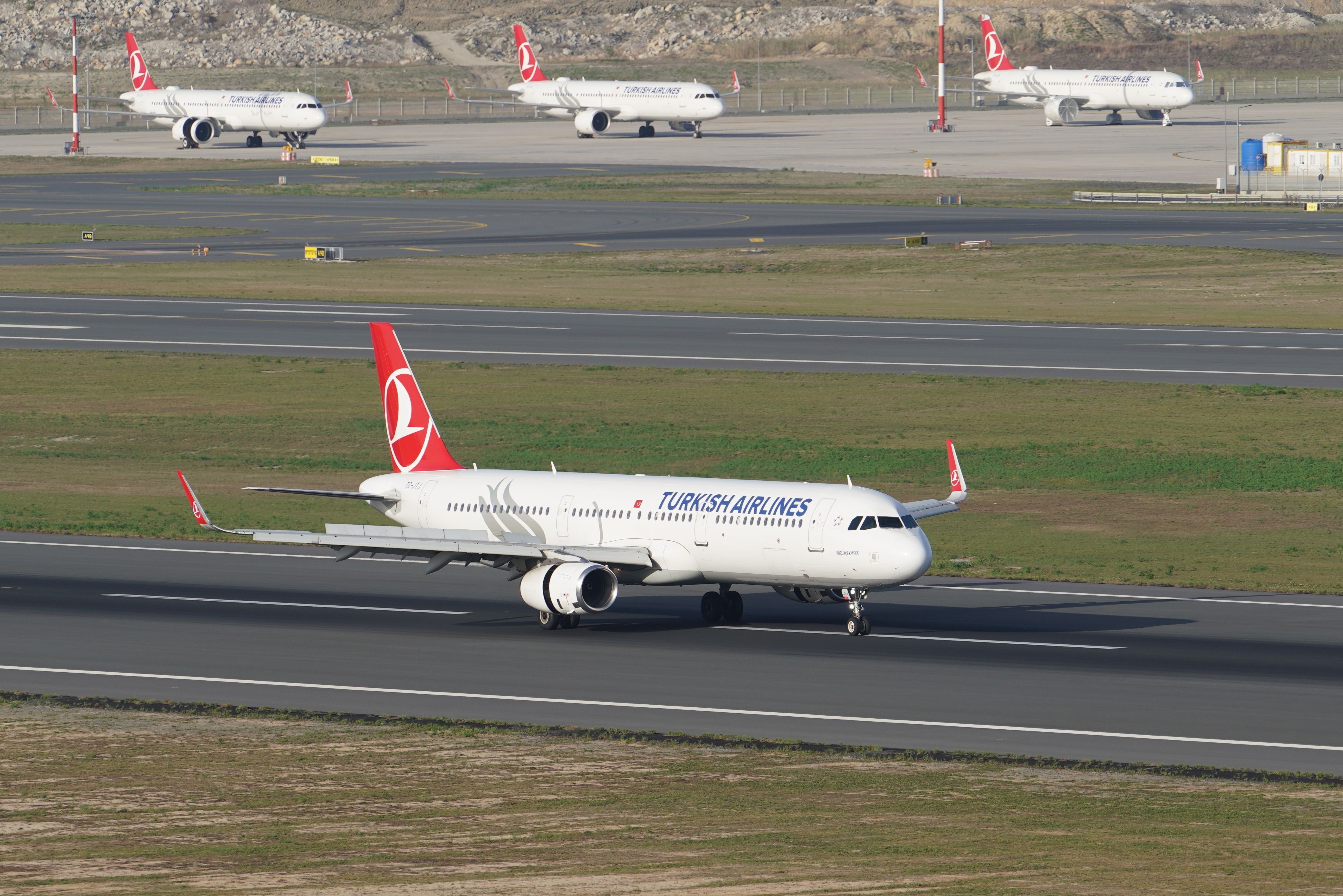 A Turkish Airlines Airbus A321 on the runway at Istanbul Airport.