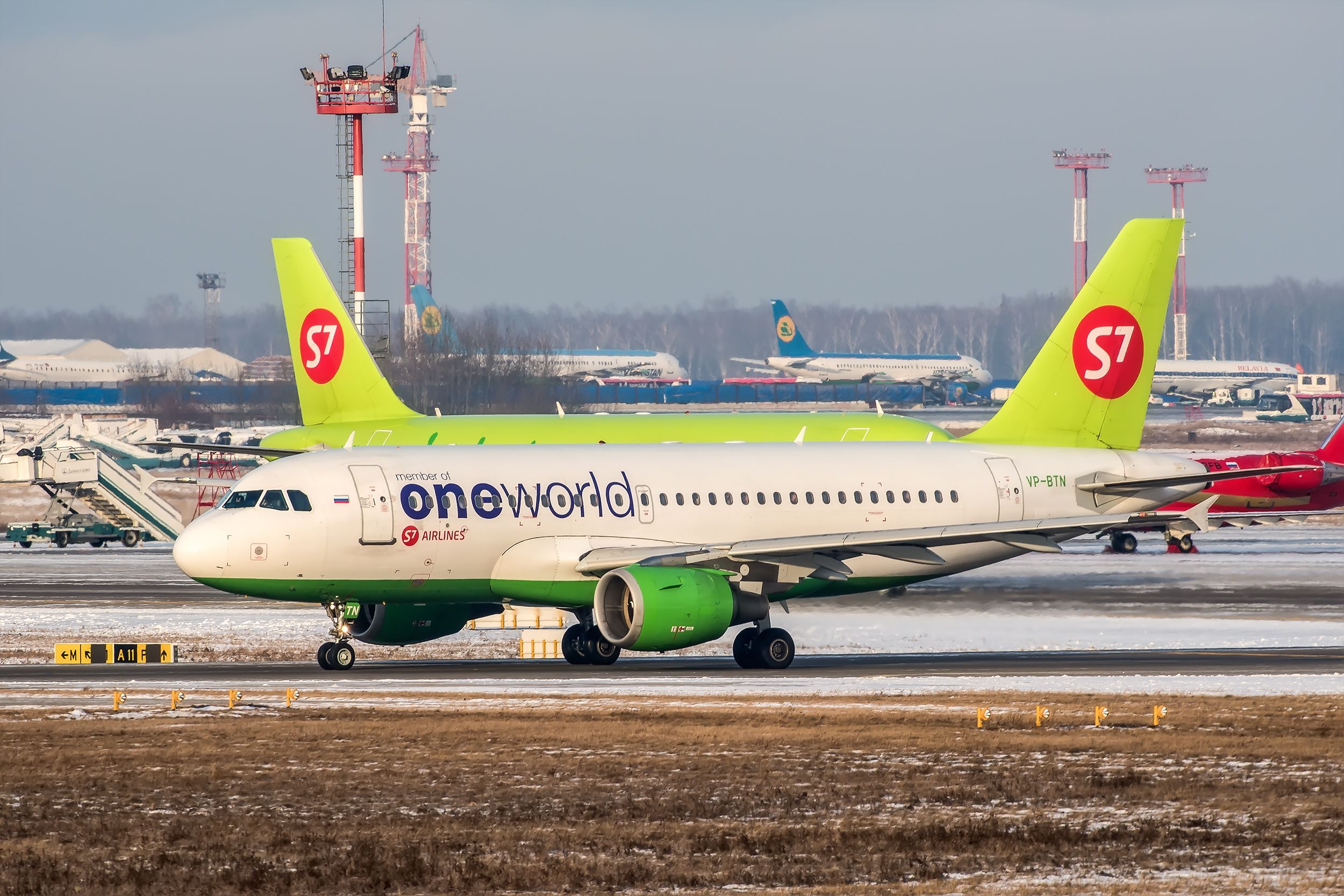 S7 Airbus A319 | VP-BTN in special OneWorld livery taxiing for takeoff at Domodedovo International Airport