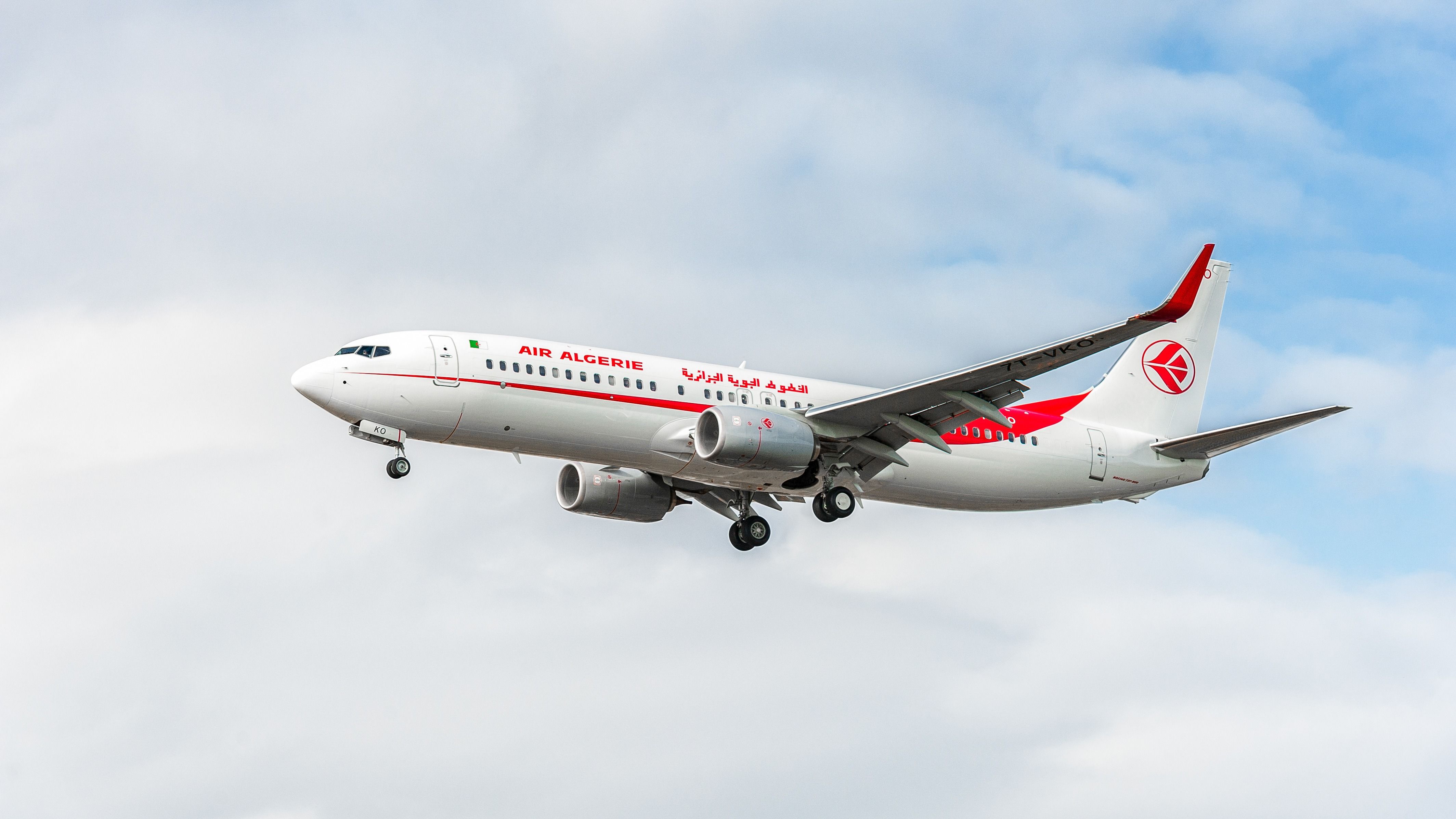Air Algerie Boeing 737 landing at Heathrow