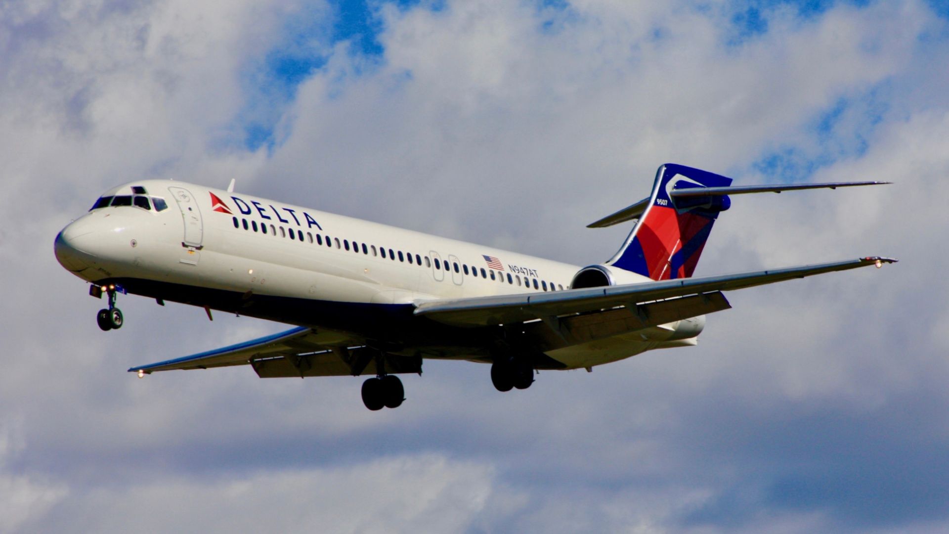 A Delta Air Lines Boeing 717-200 about to land.