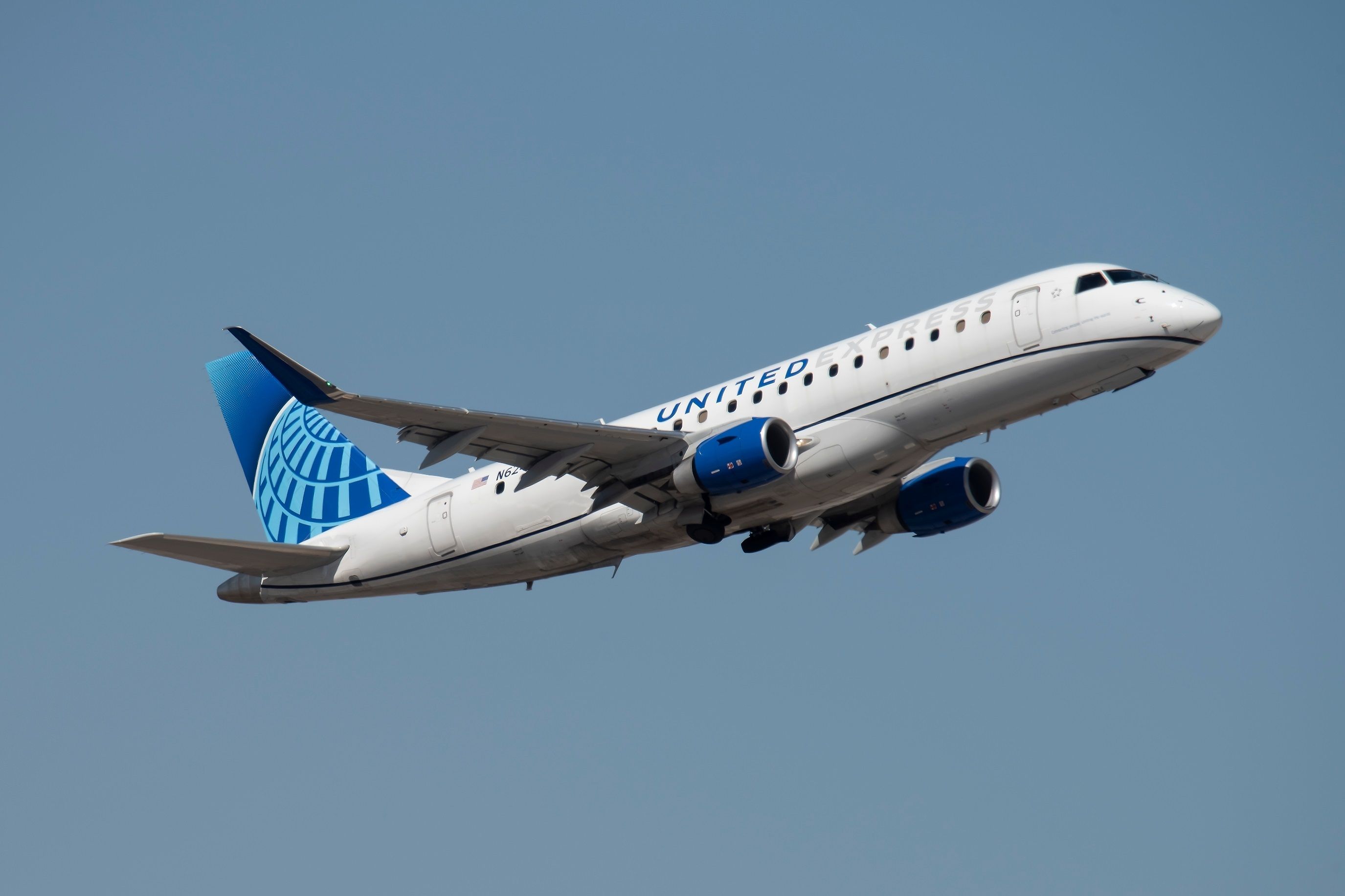 United Express Embraer 175