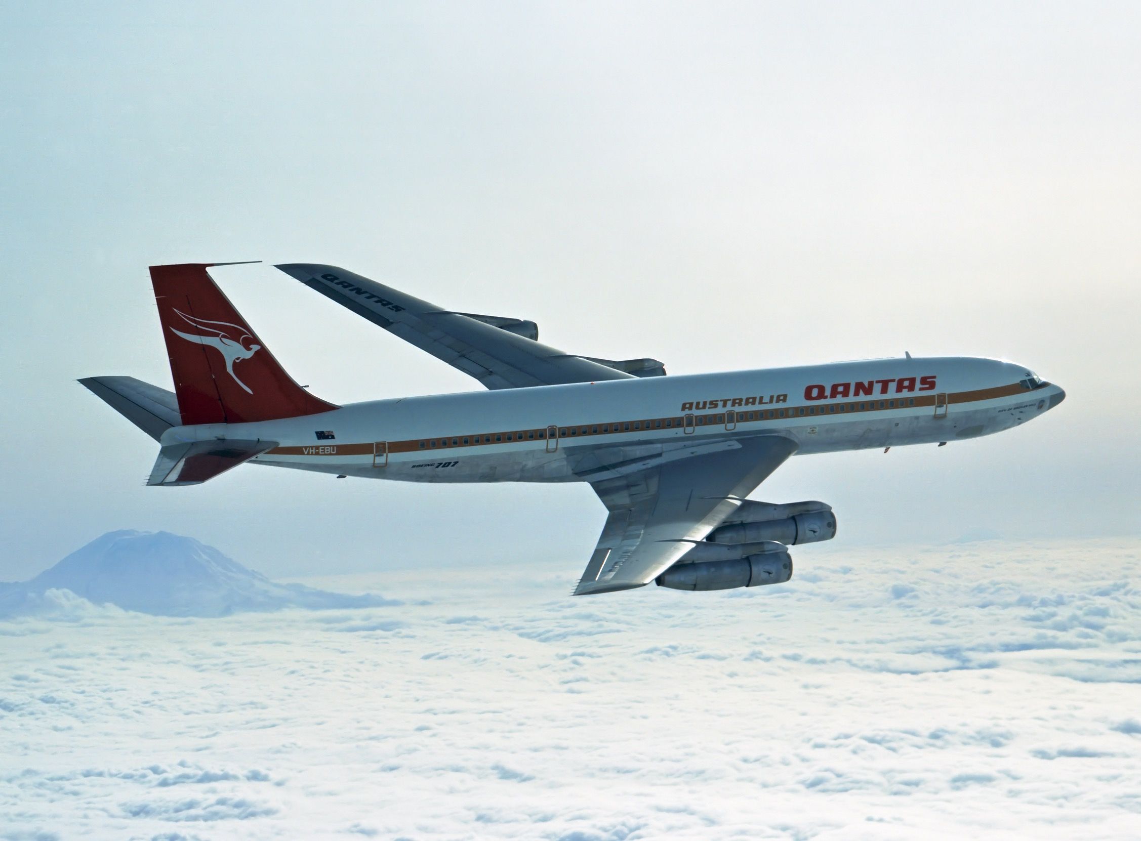VH-EBU flies for Qantas