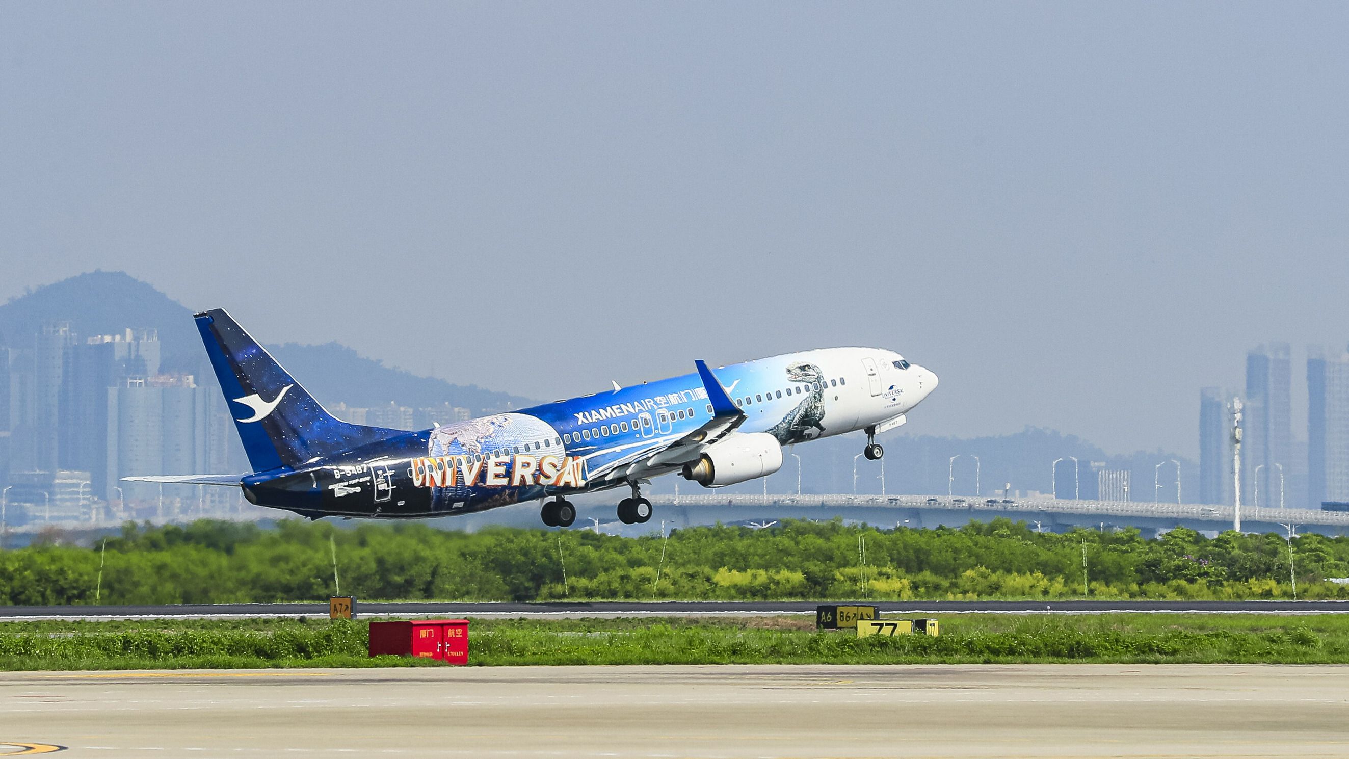 Xiamen Air unveils a new Universal Beijing Resort Minion Land special  livery on B-1913