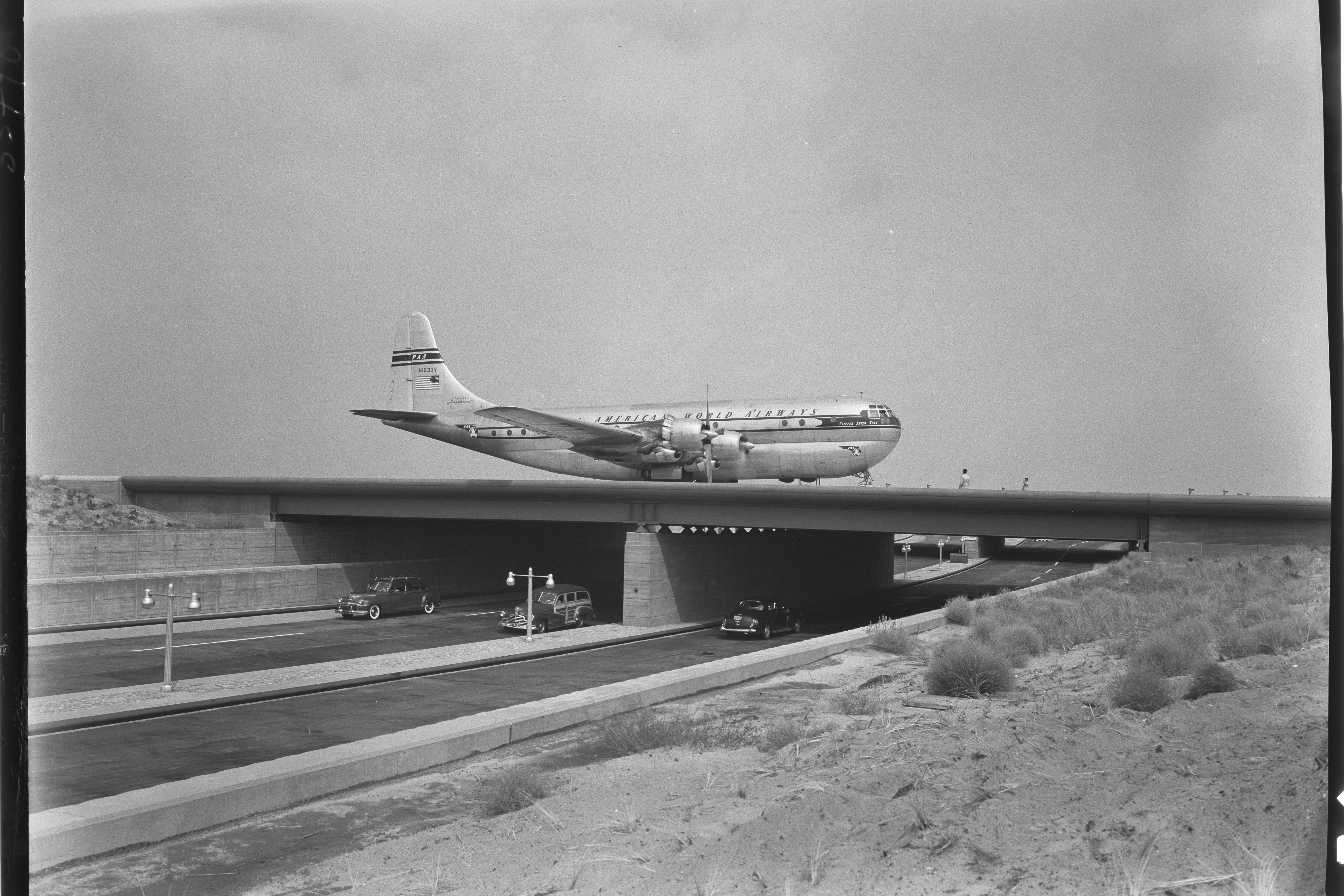 https://static1.simpleflyingimages.com/wordpress/wp-content/uploads/2023/10/32a-pan-american-world-airways-boeing-377-stratocruiser-taxiing.jpg