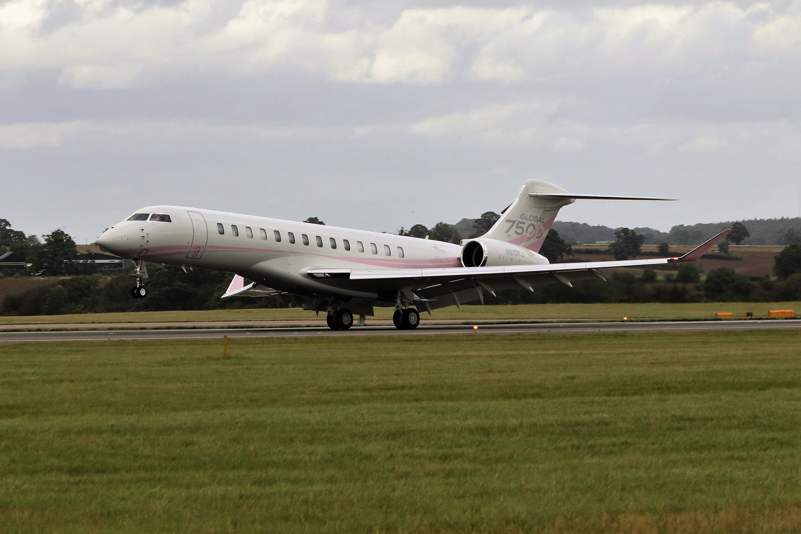 Kylie Jenner's Bombardier Global 7500 landing  