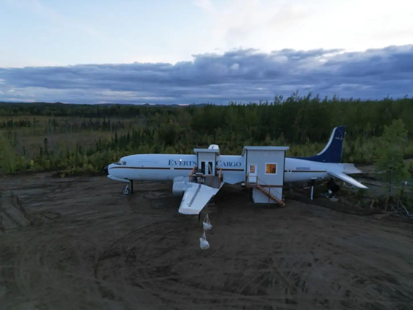 アラスカの住居として現在使用されているダグラス DC-6 の内部