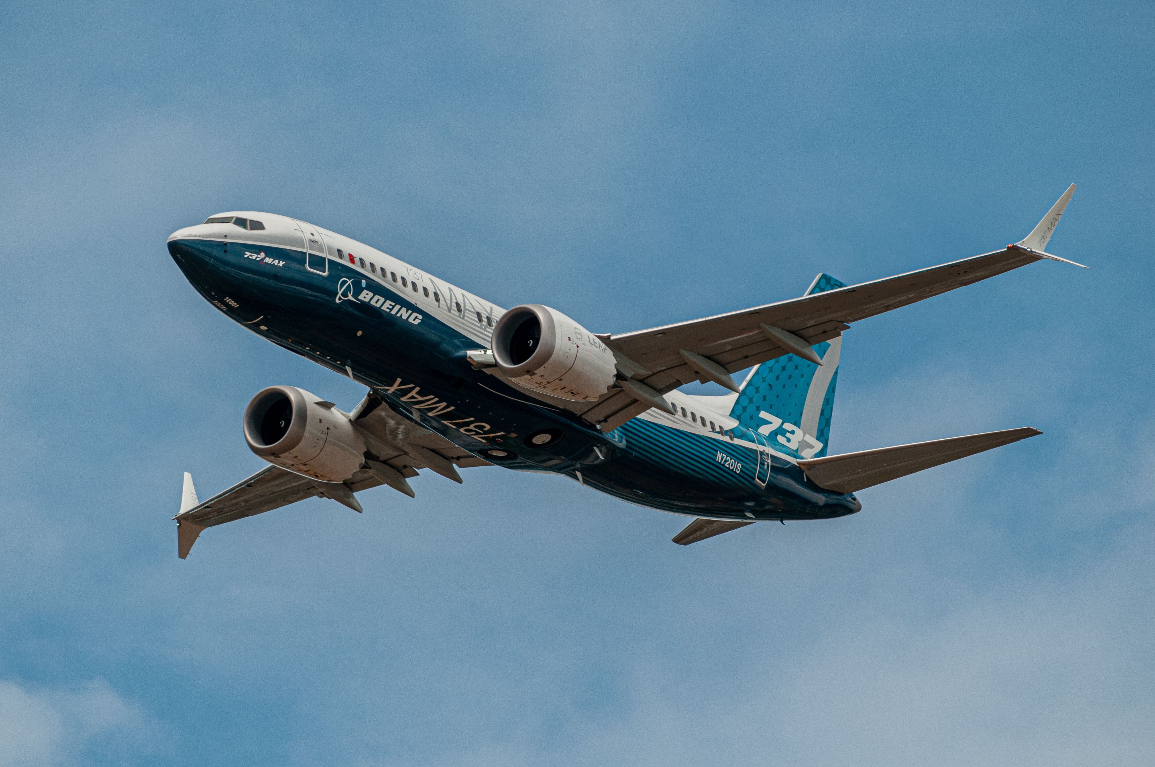 A Boeing 737 MAX 7 flying at the Farnborough International Airshow 