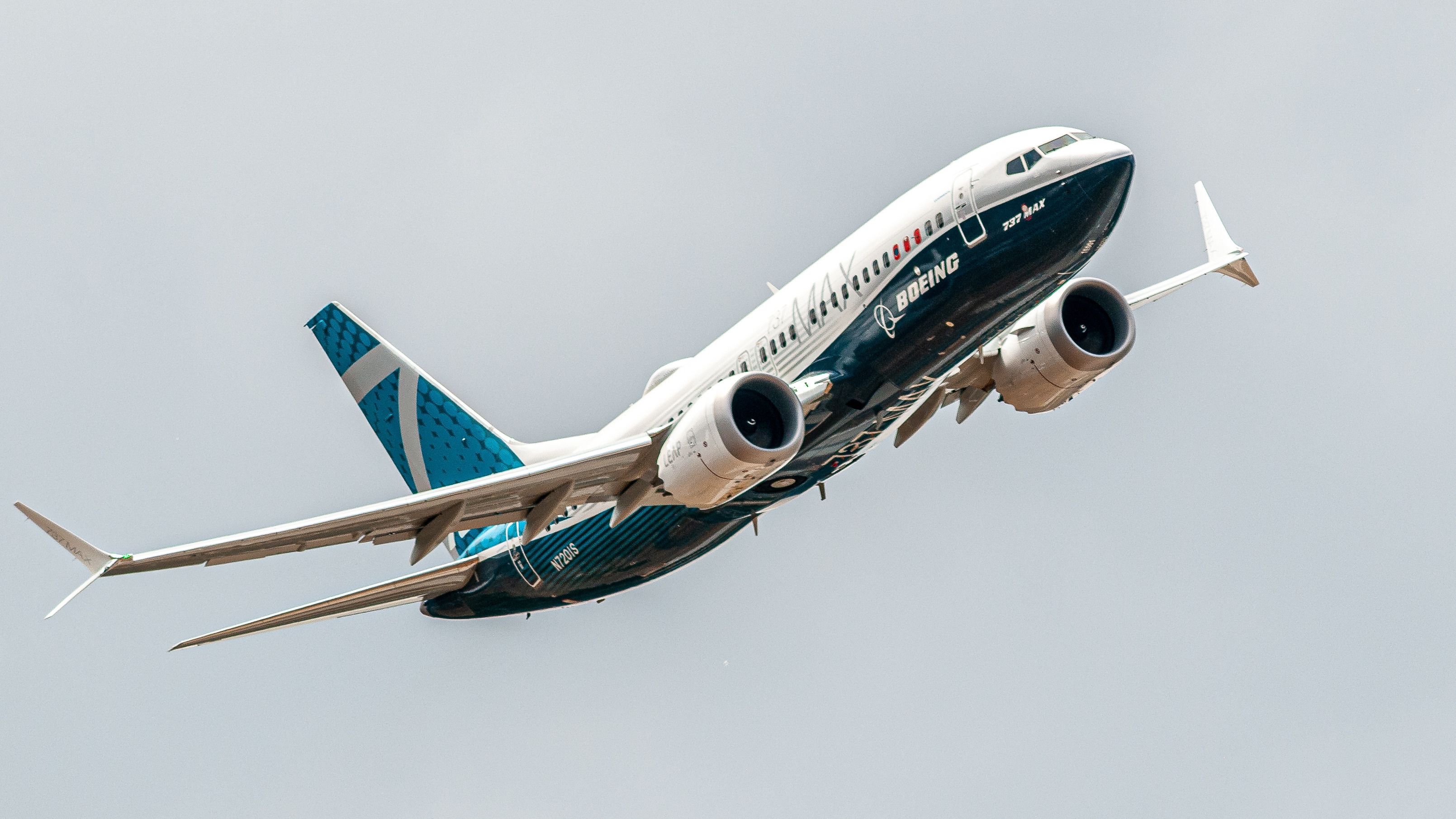 A Boeing 737 MAX 7 flying in the sky.