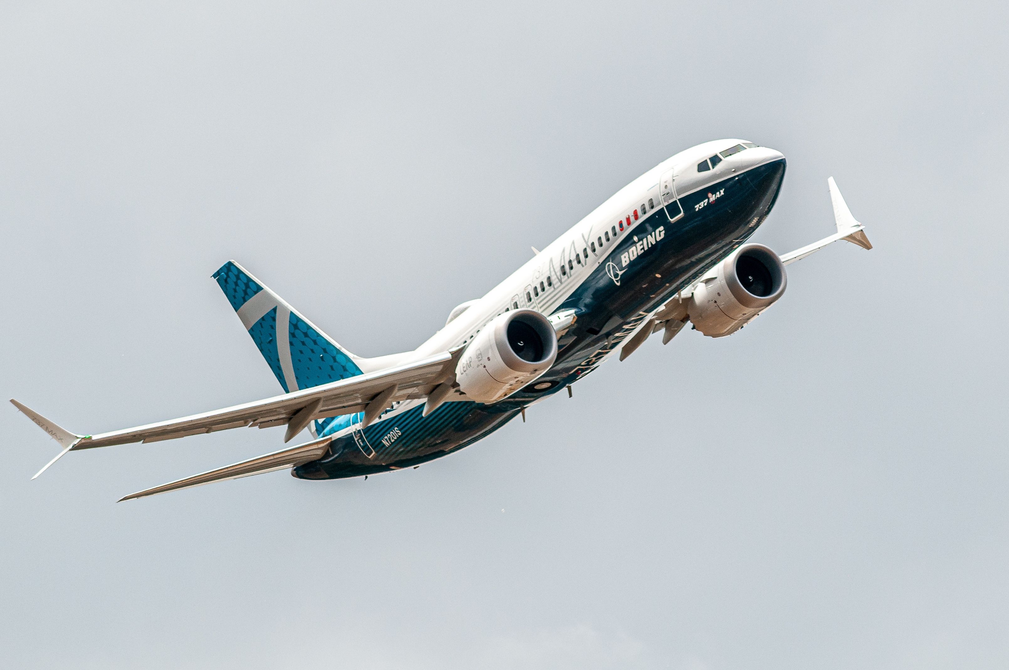 A Boeing 737 MAX 7 flying in the sky.