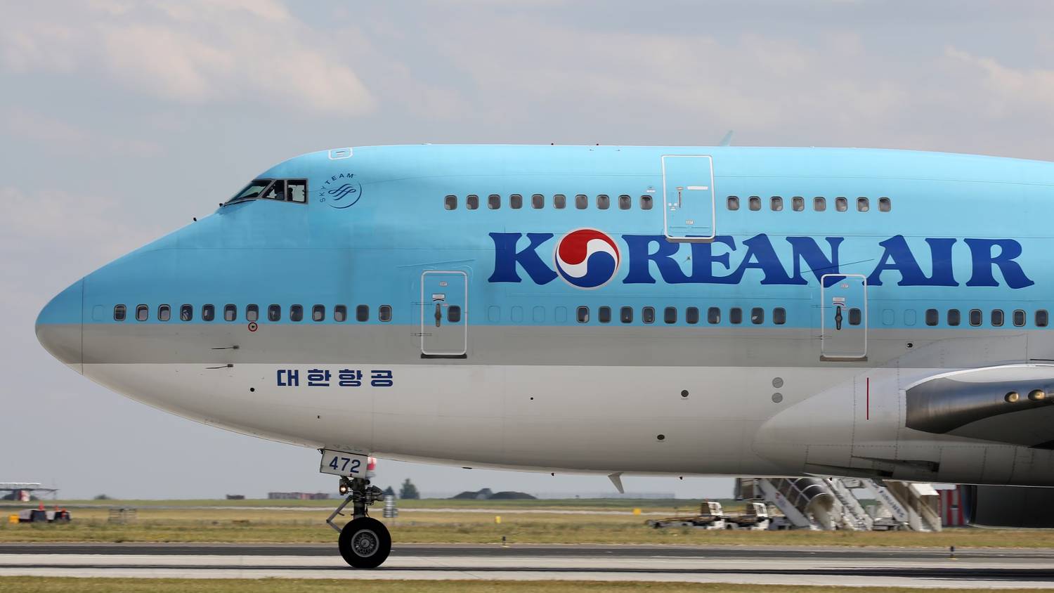 A Korean Air Boeing 747-400 on a taxiway.