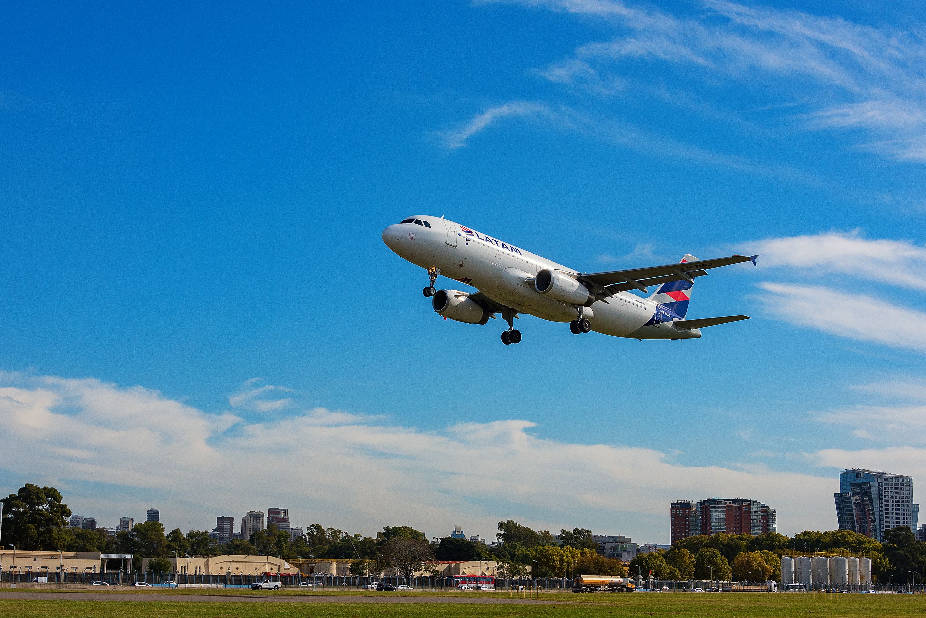 A LATAM Argentina Airbus A320 landing in Jorge Newbery 