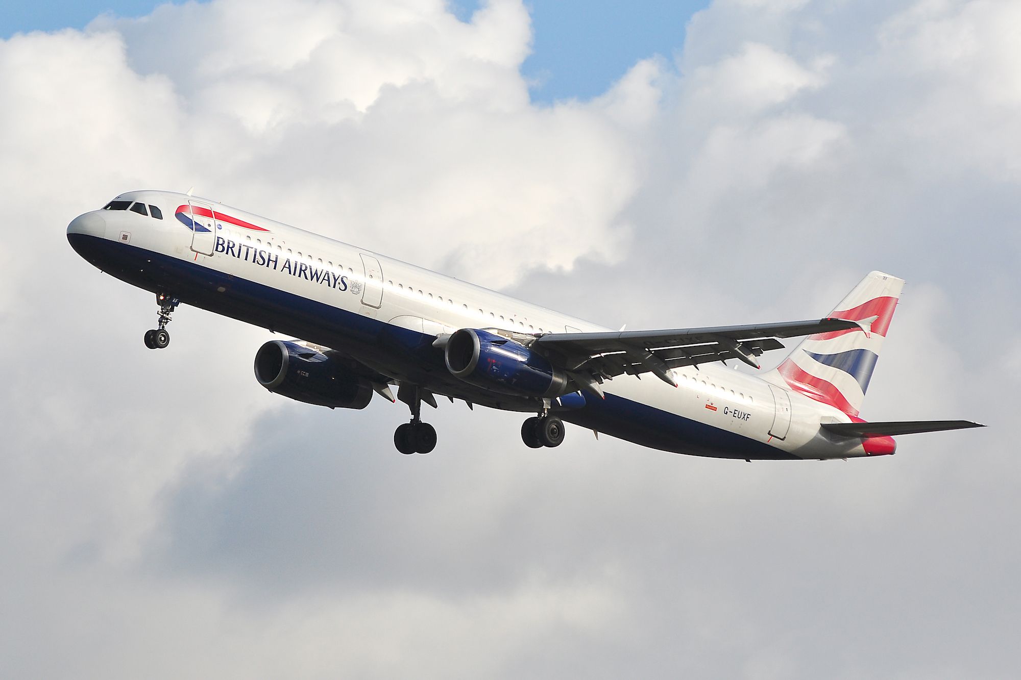 英國空中客車A321在天空中飛行。