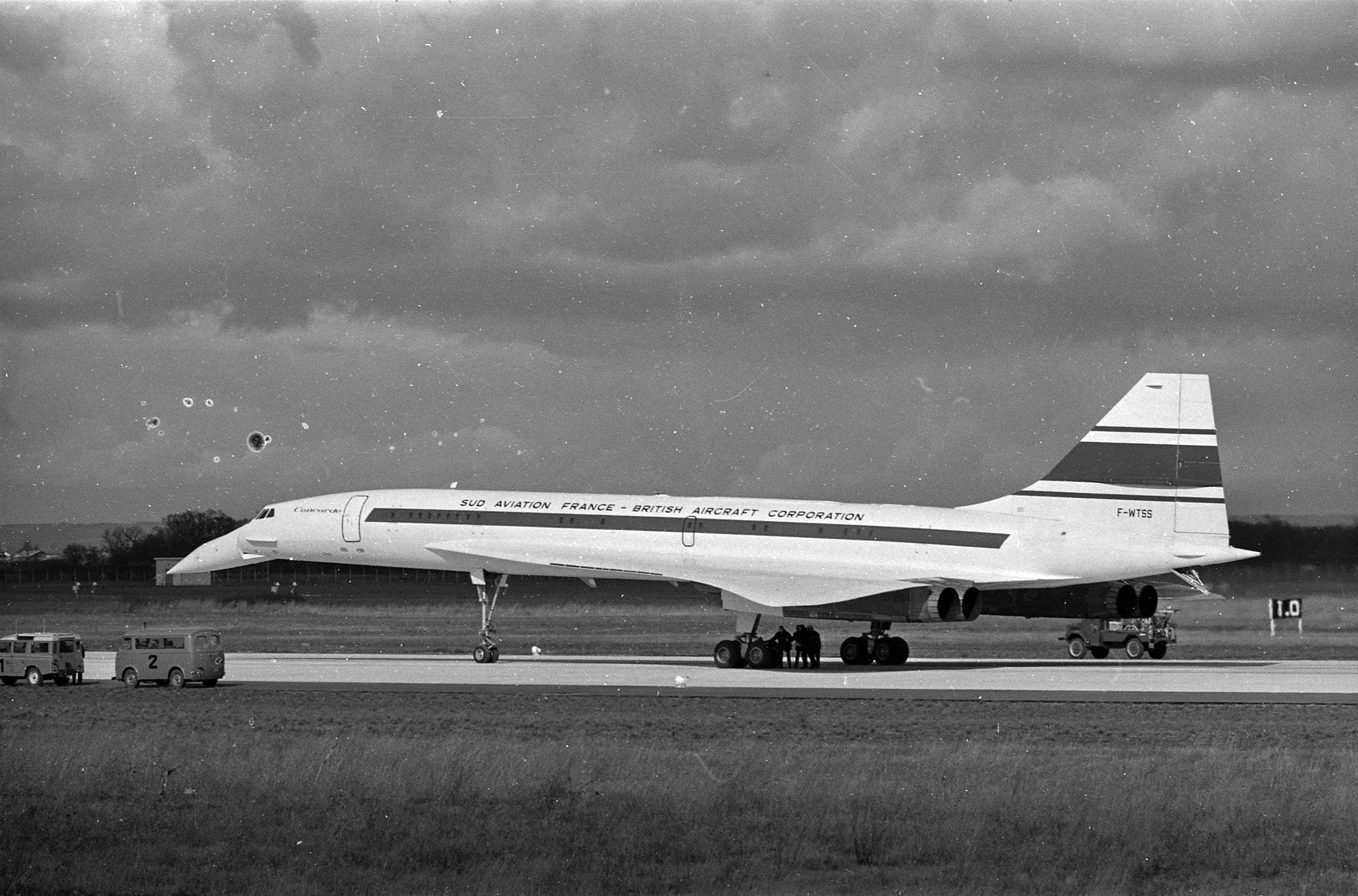 A black and white photo of Concorde on the runway.