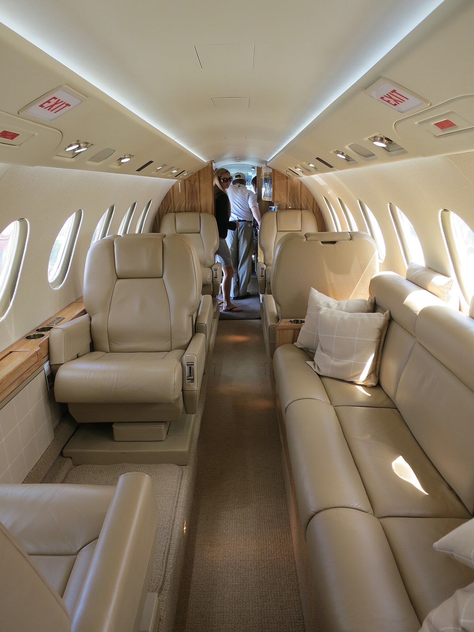 Dassault_Falcon_50_cabin_looking_forward