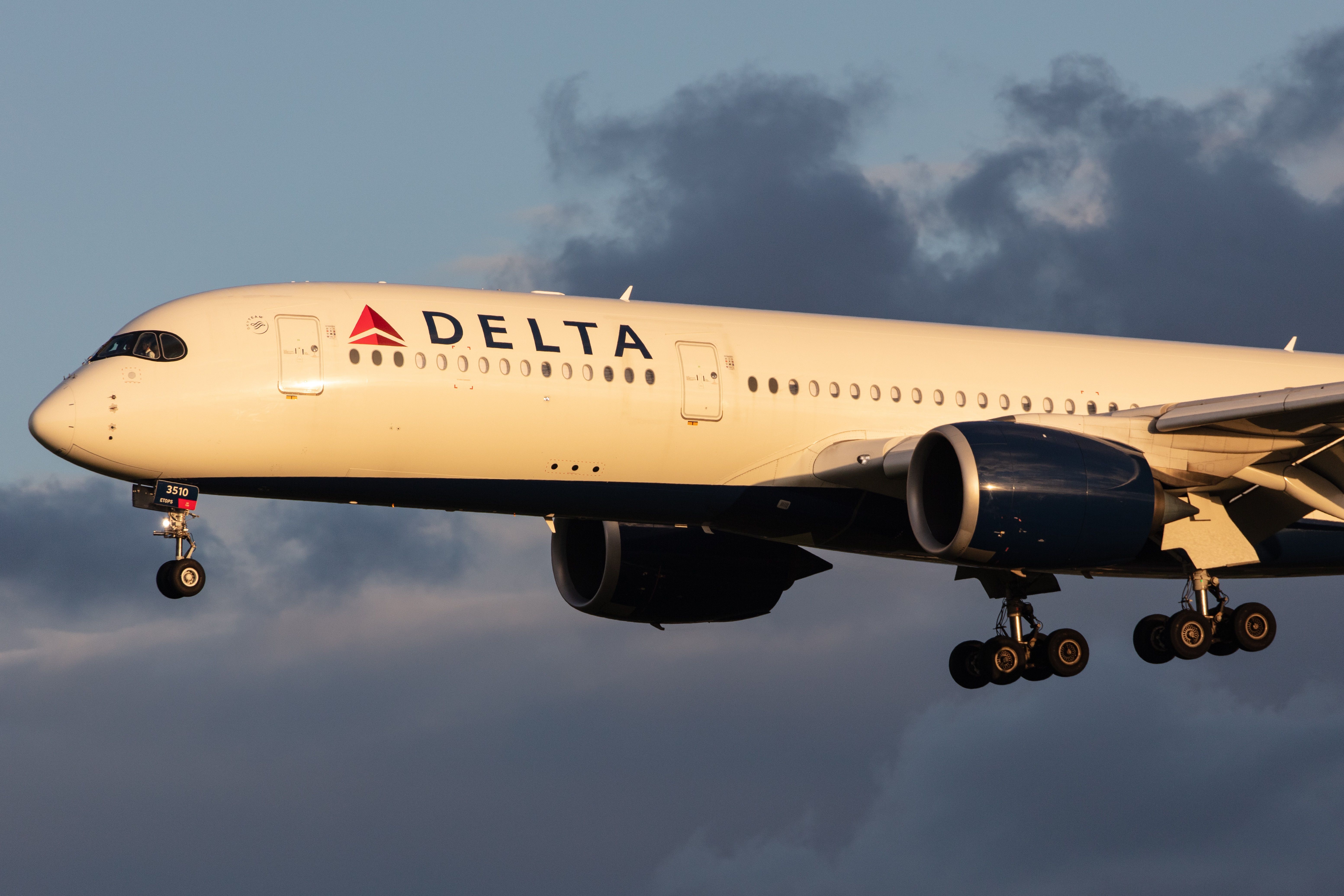 Delta A350 landing