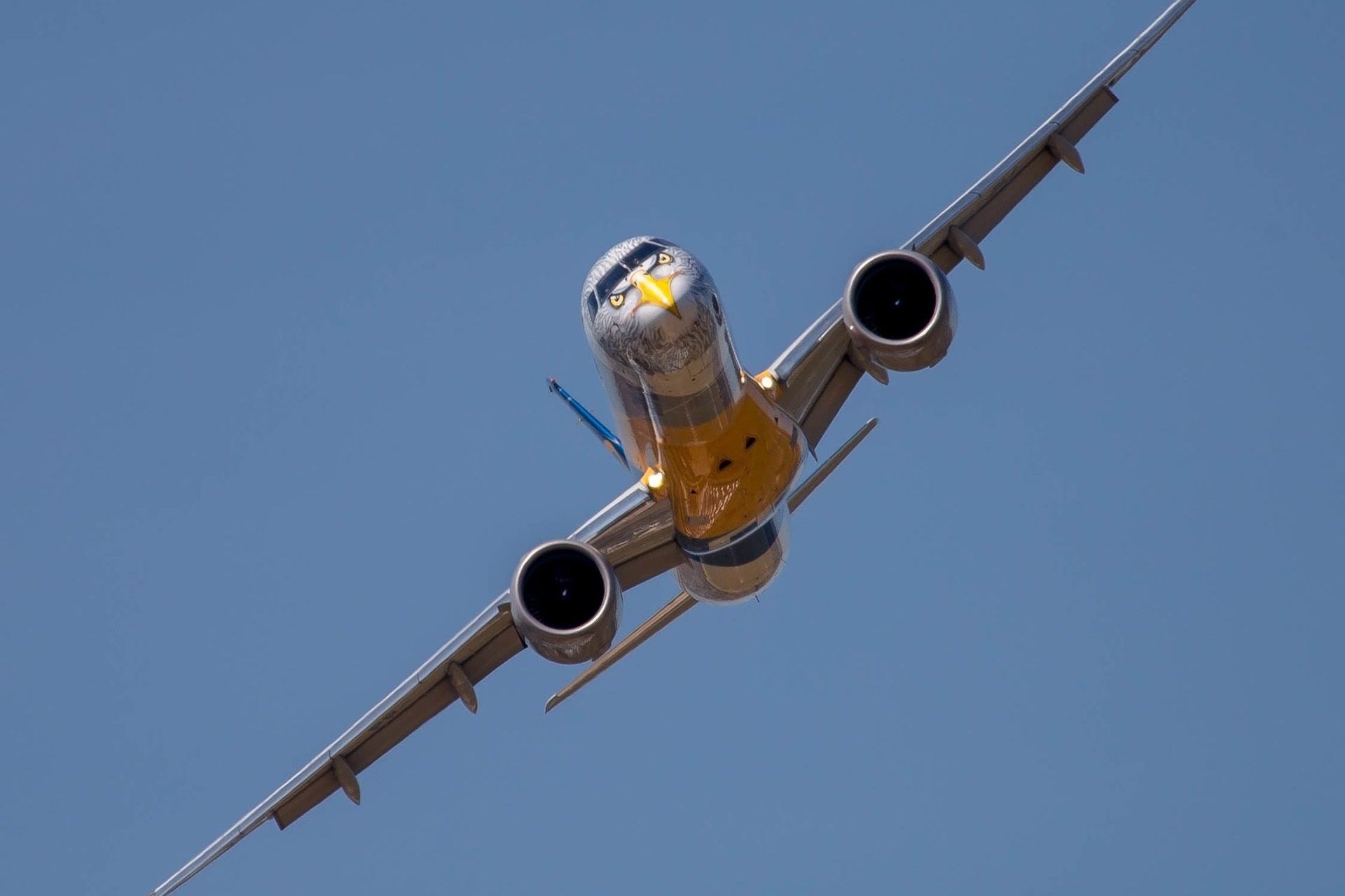 Embraer E195-E2 flying 3.2