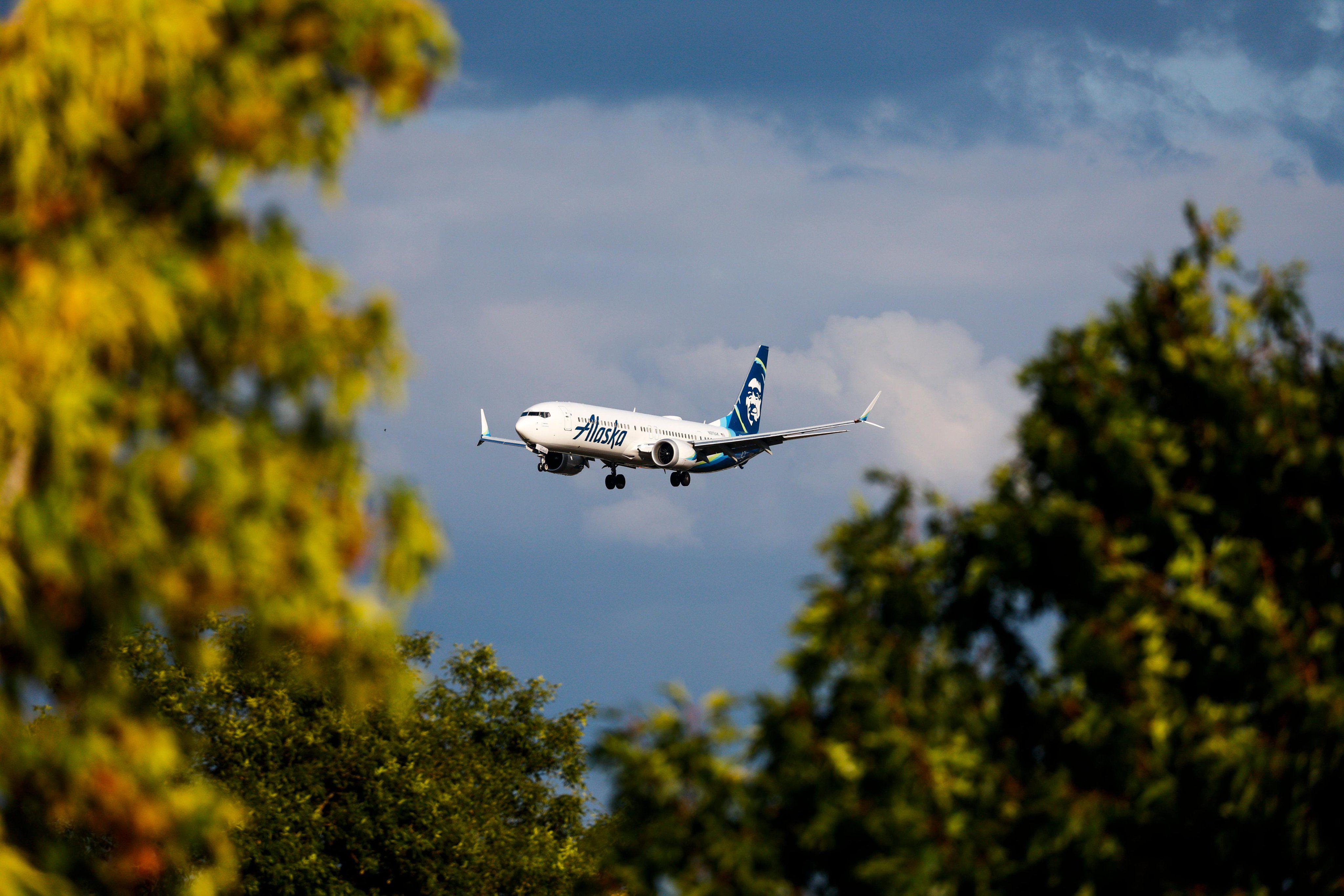 Alaska Airlines Boeing 737 MAX 9 on final approach.