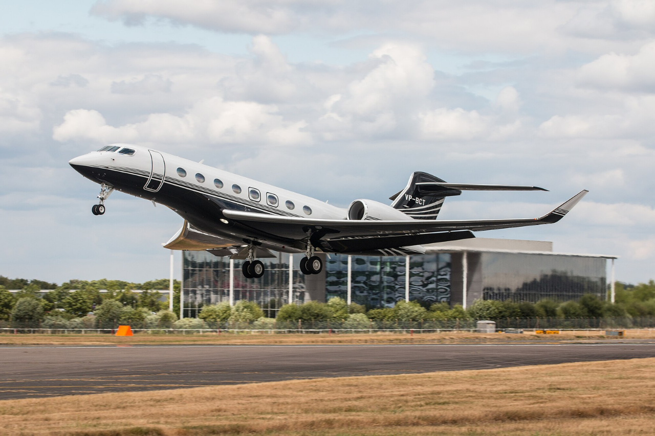 A Gulfstream G650 just after taking off.