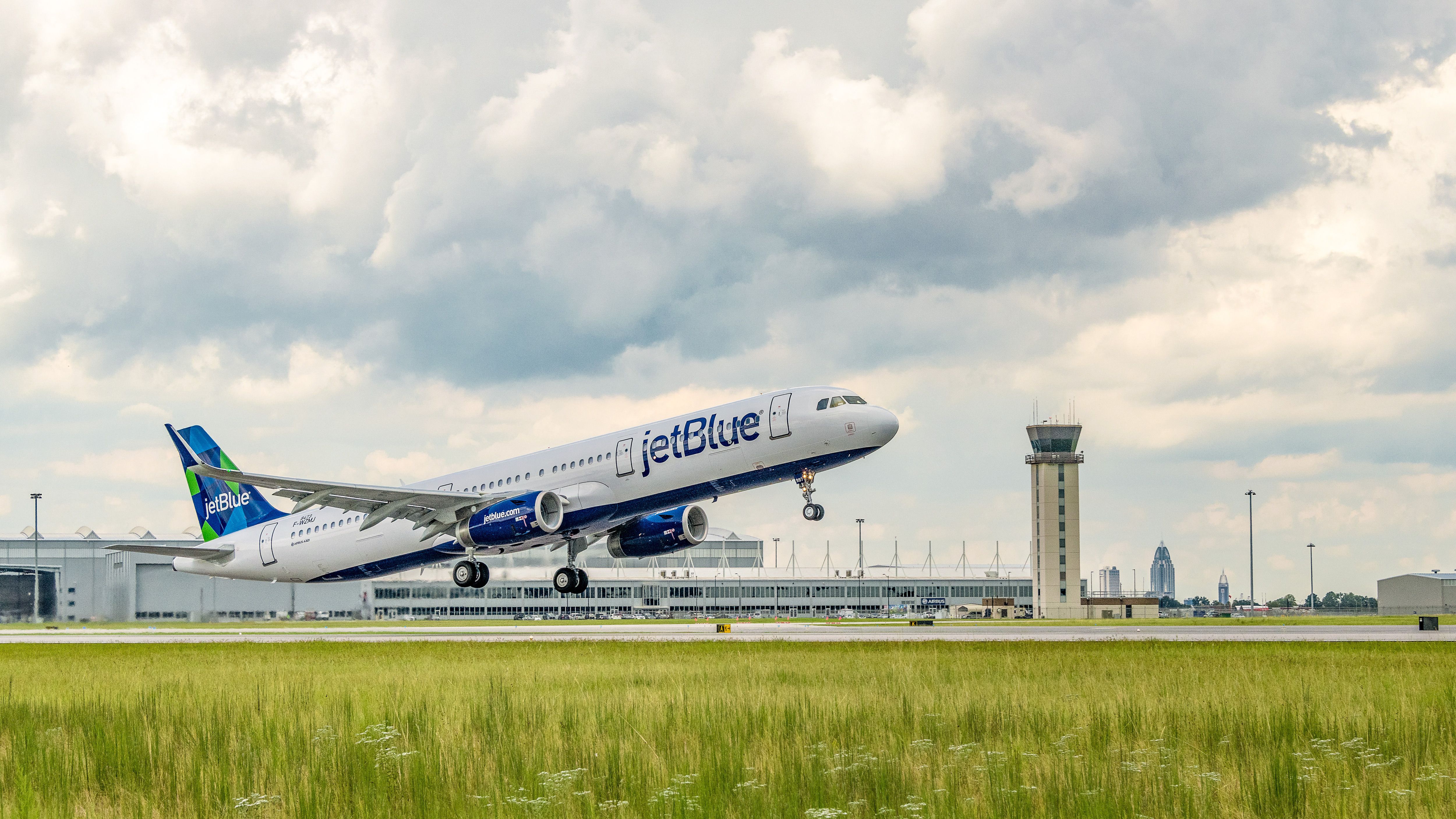 A JetBlue Airbus A321 takes off