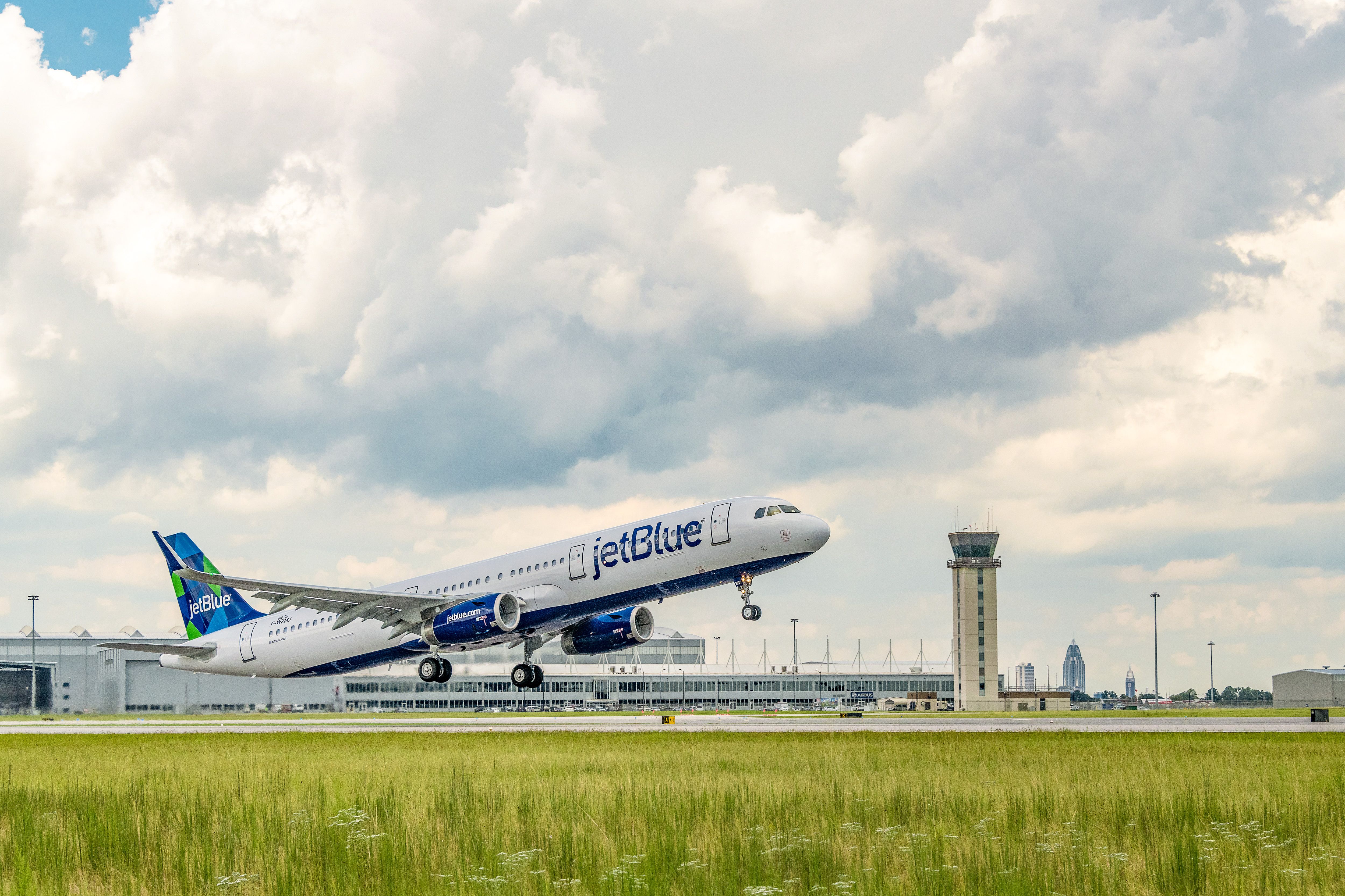 A JetBlue Airbus A321 takes off