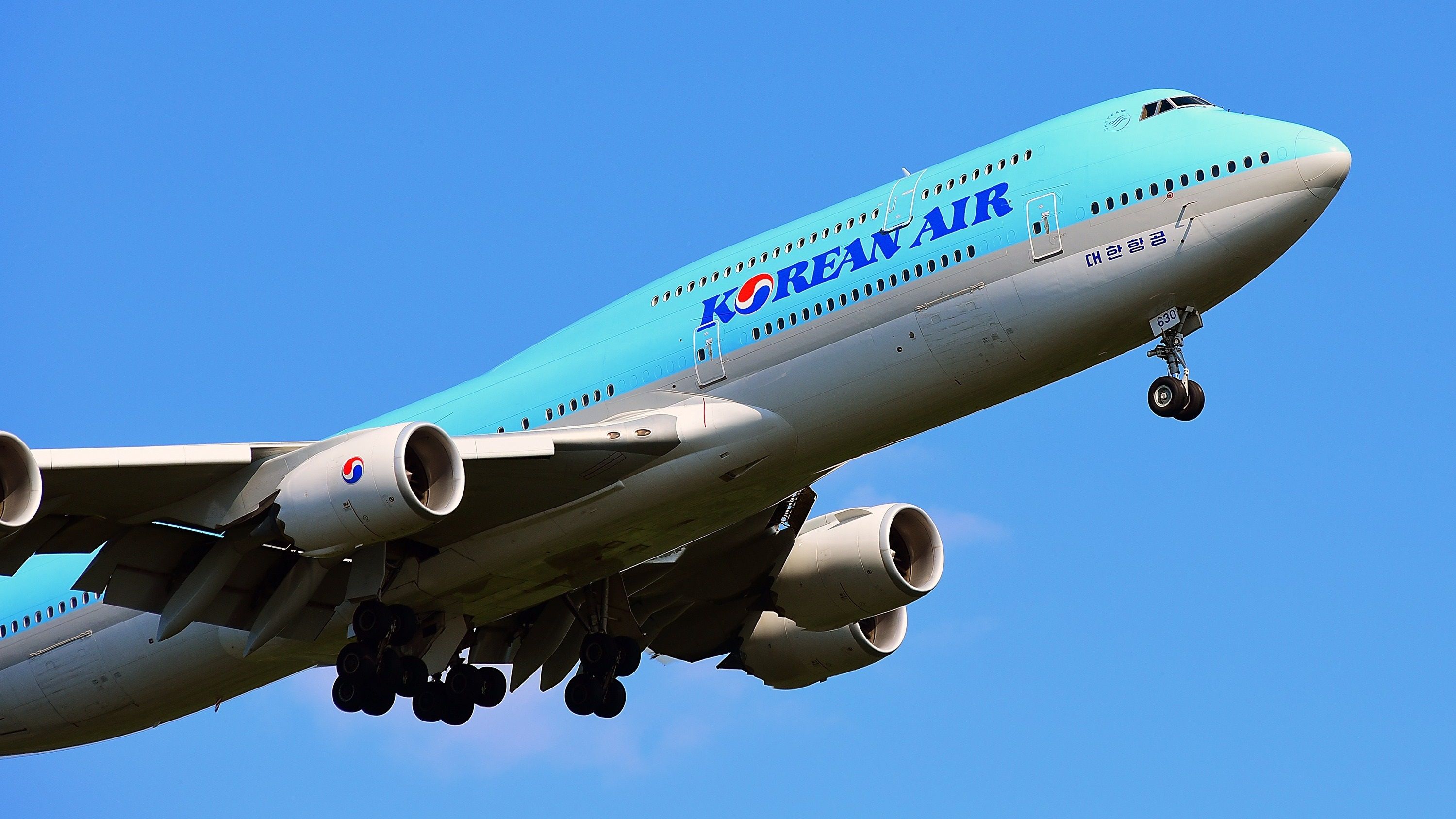 A Korean Air 747-8 just after take off.
