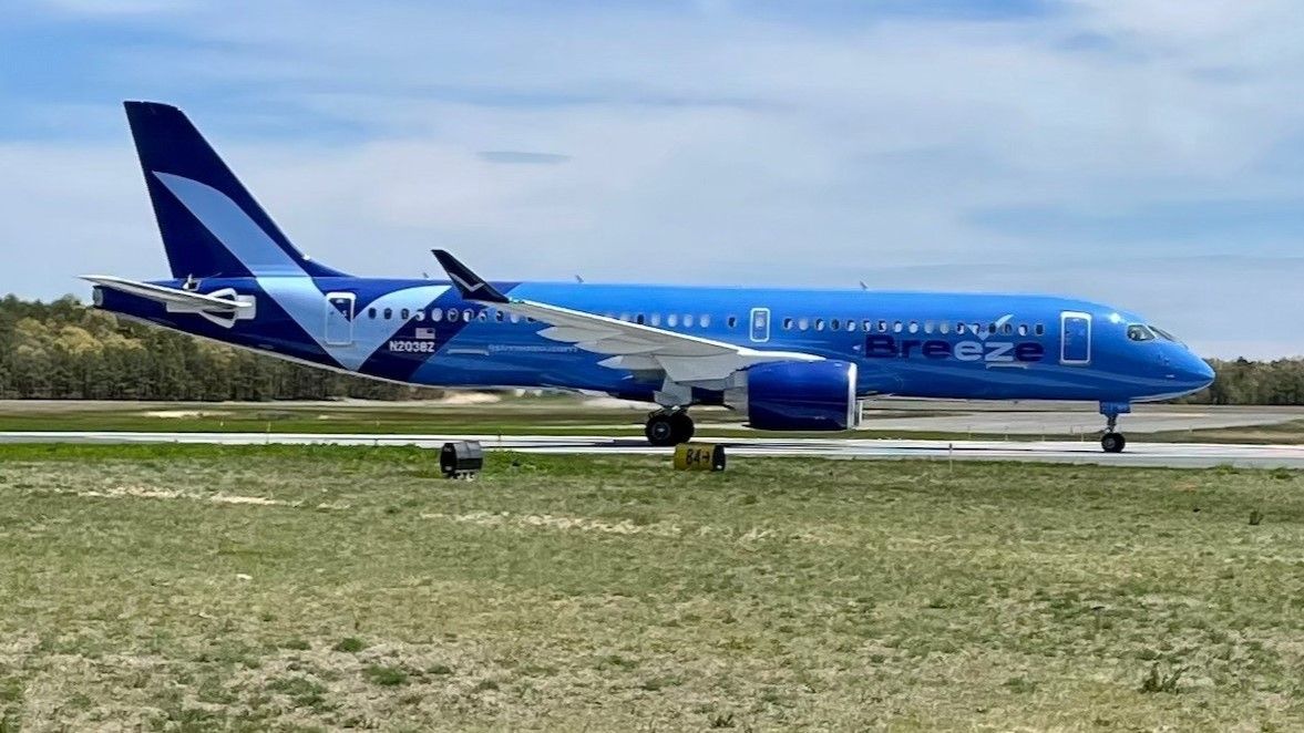 Long Island MacArthur Airport Breeze Airways A220 (16-9)