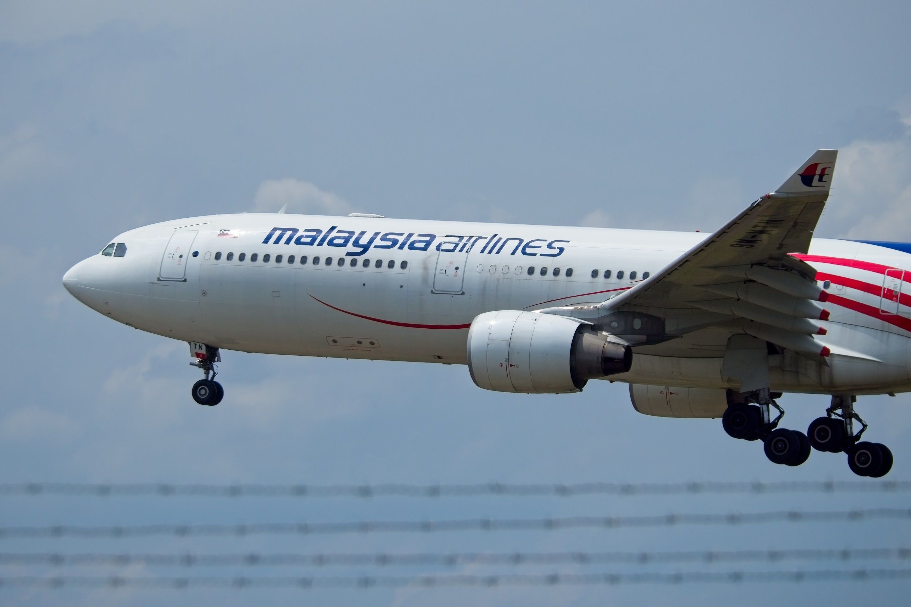 Malaysia Airlines A330-300 landing 3.2