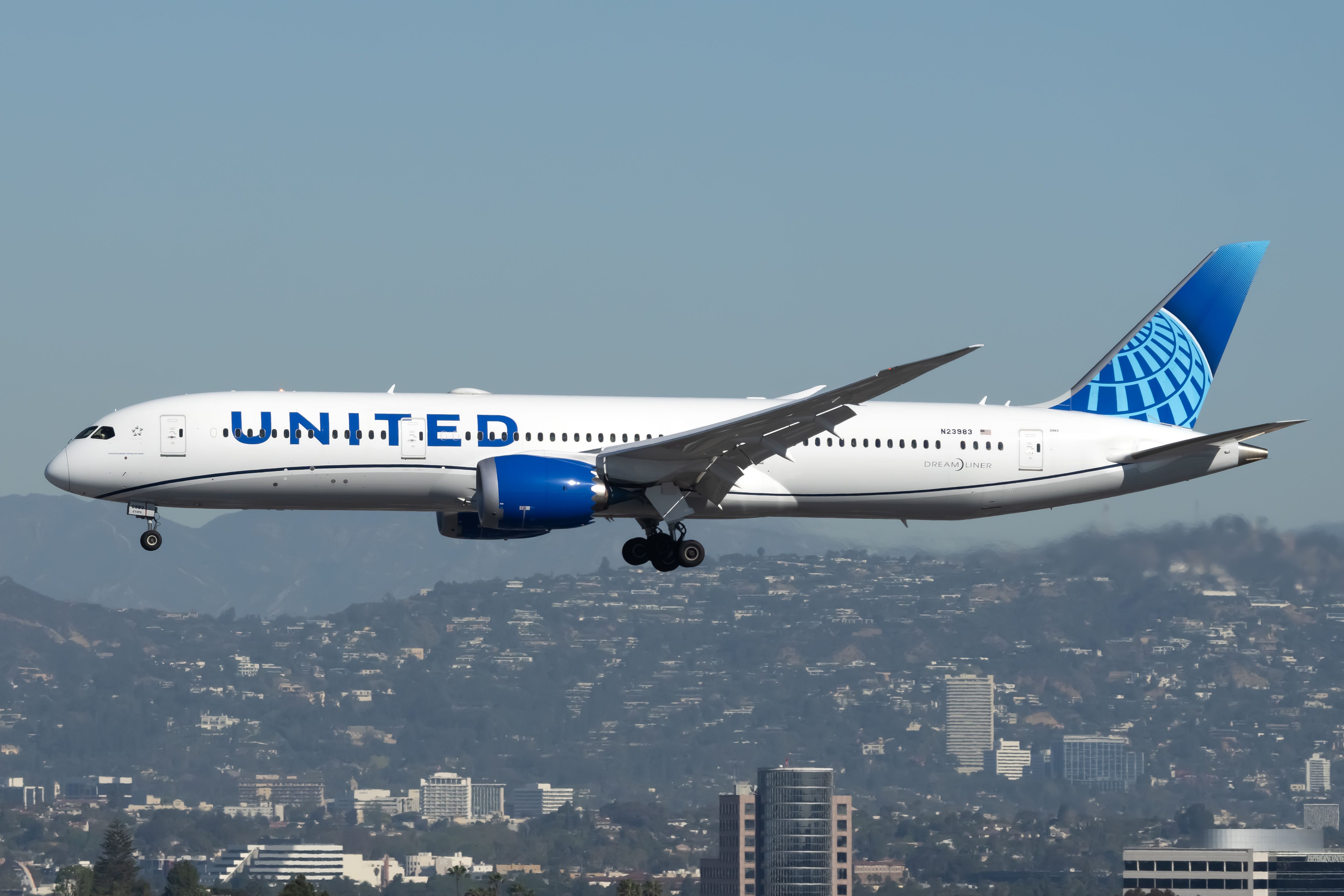 A United Airlines Boeing 787-9 Dreamliner about to land.