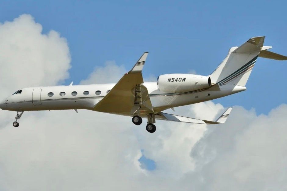 Oprah Winfrey's Gulfstream G650 business jet flying in the sky.