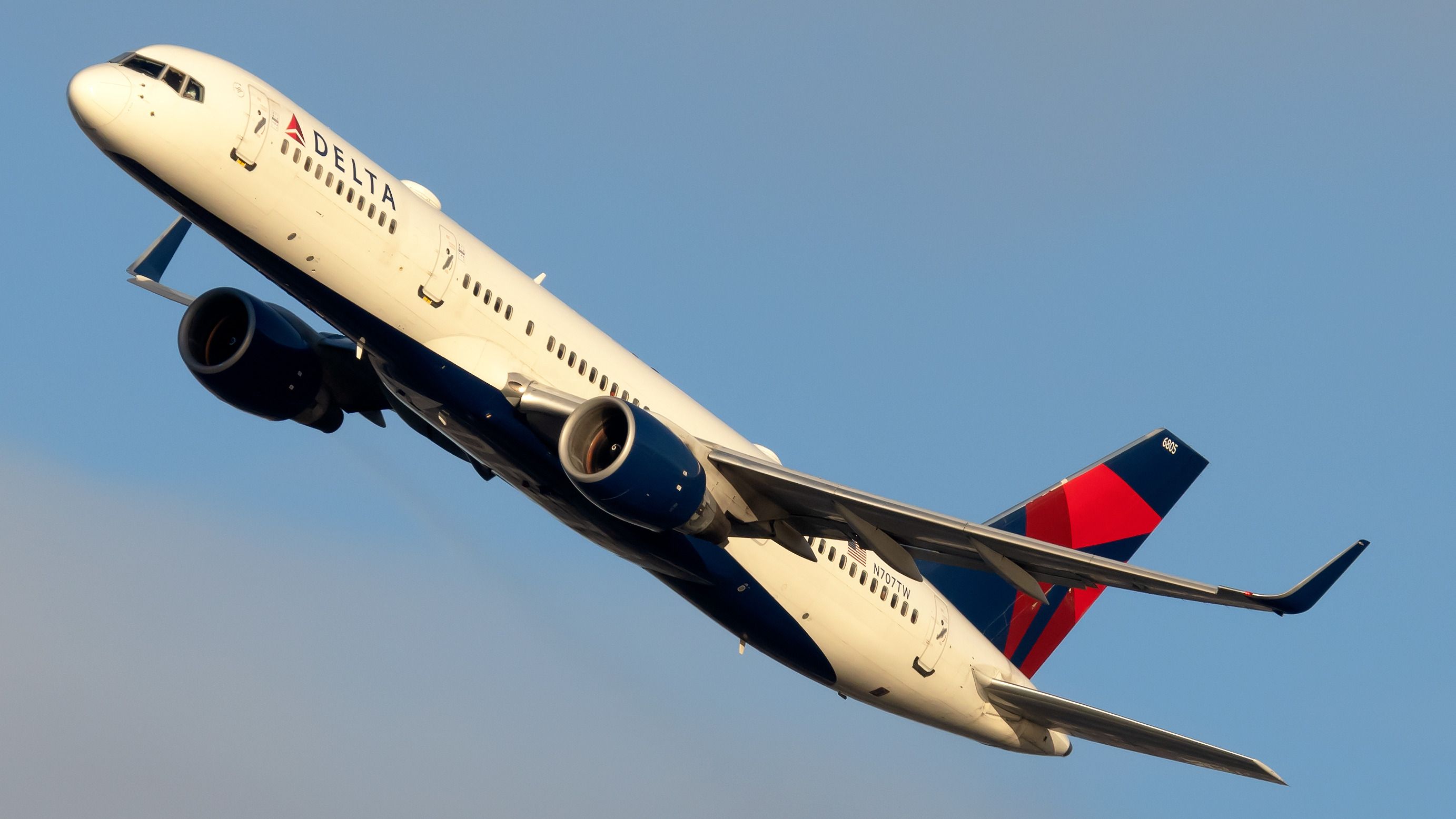 A Delta Air Lines Boeing 757-200 flying