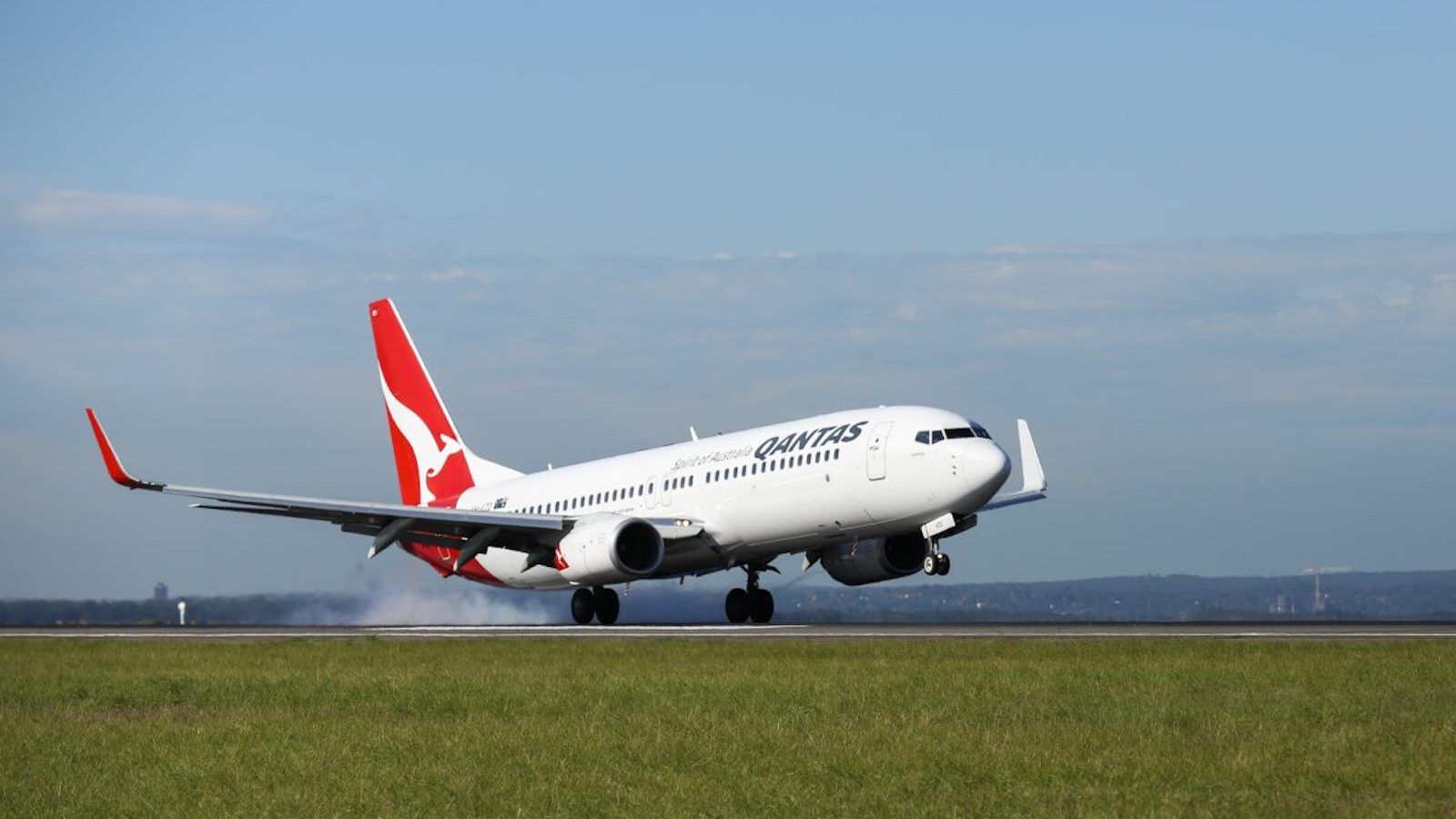 Qantas boeing 737 landing