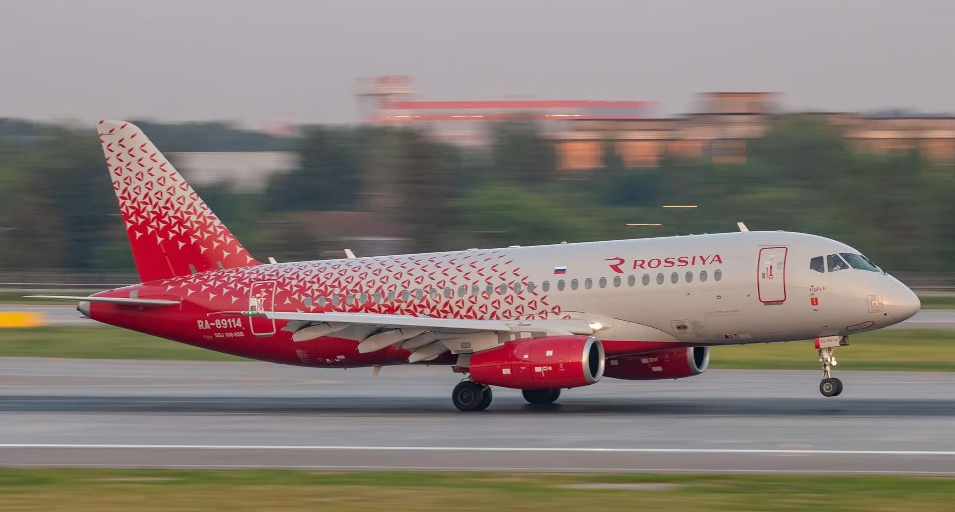 Rossiya SSJ100 landing