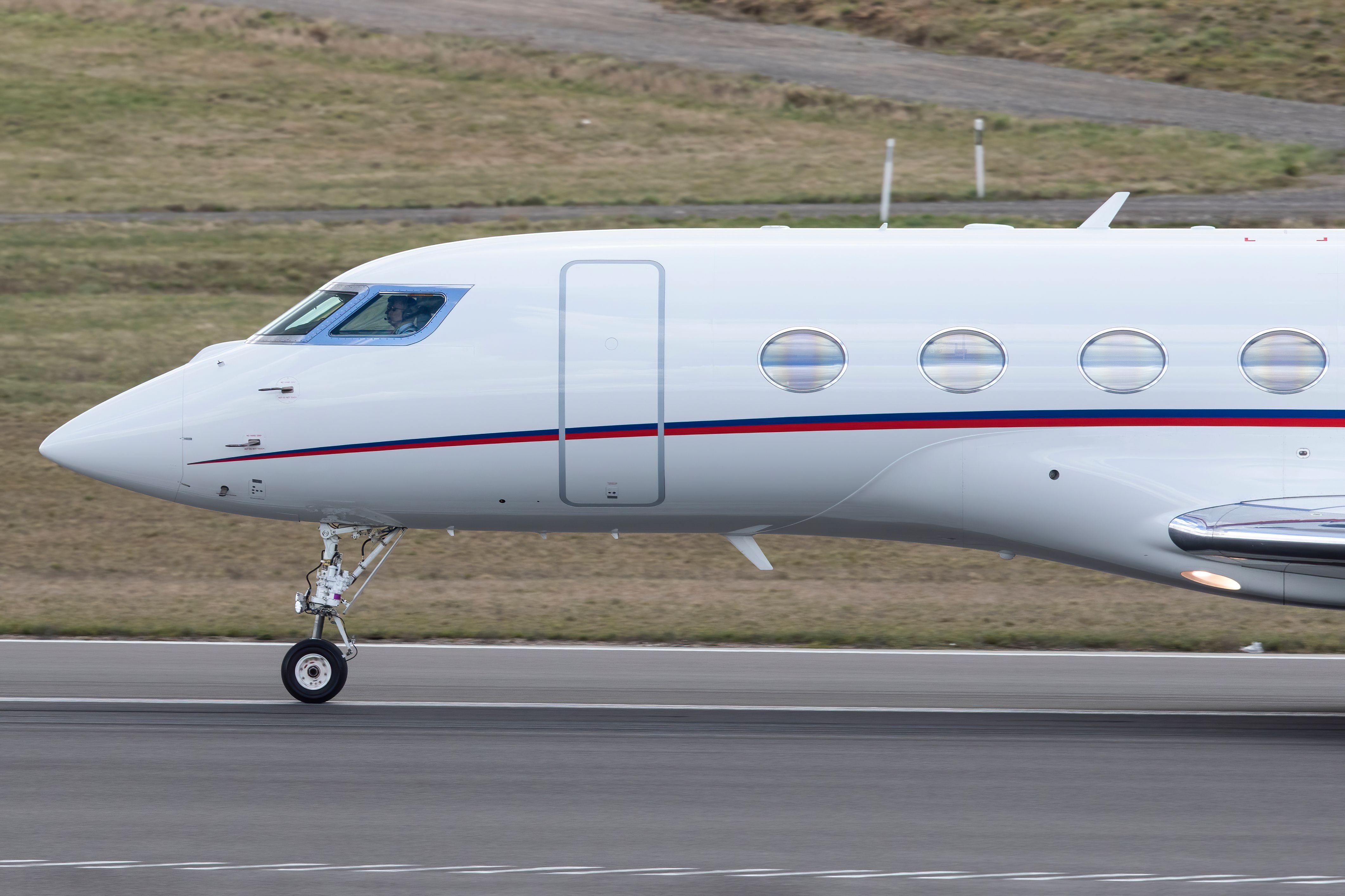 A closeup of the front half of a Gulfstream G650ER.
