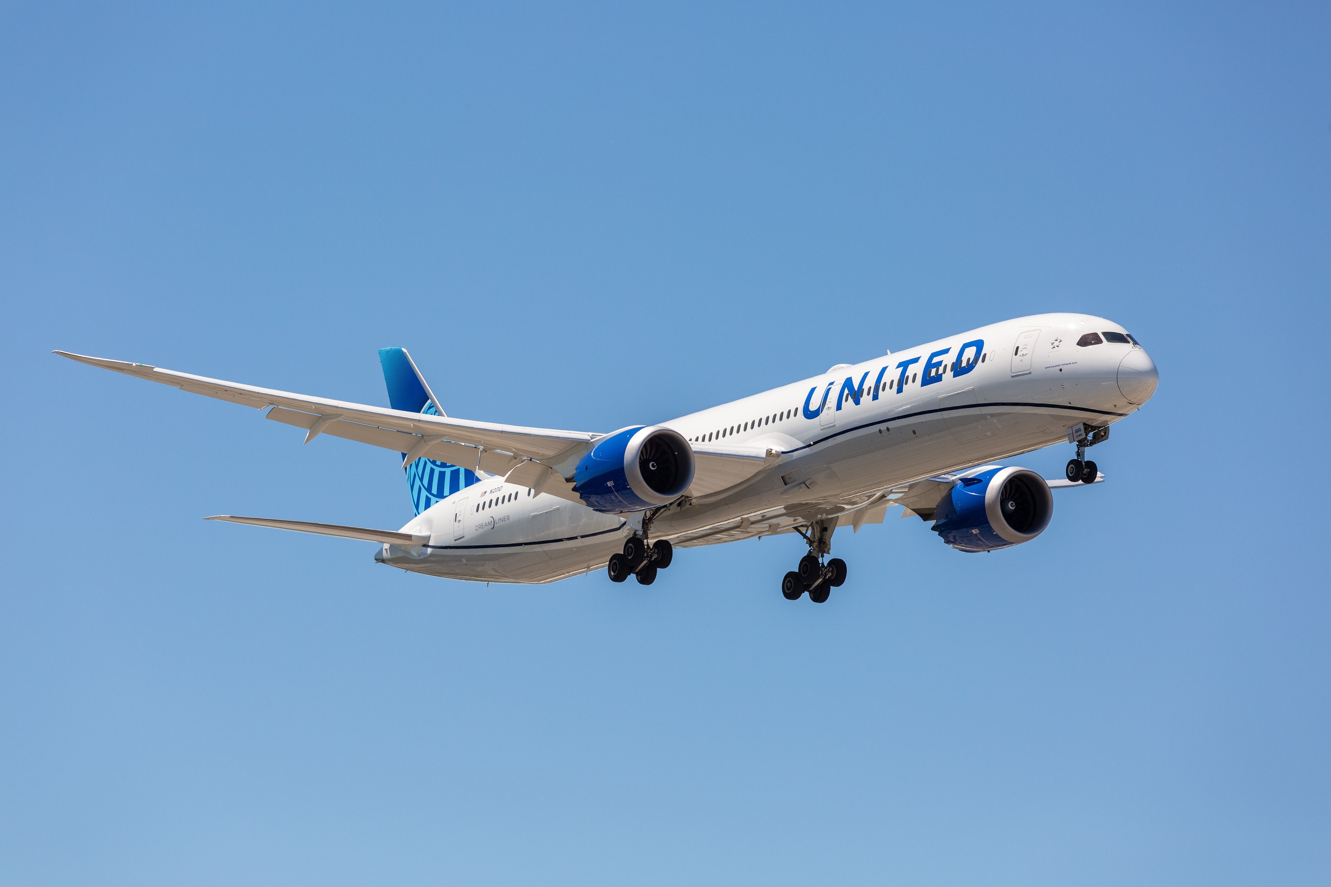 A United Airlines Boeing 787 flying in the sky.
