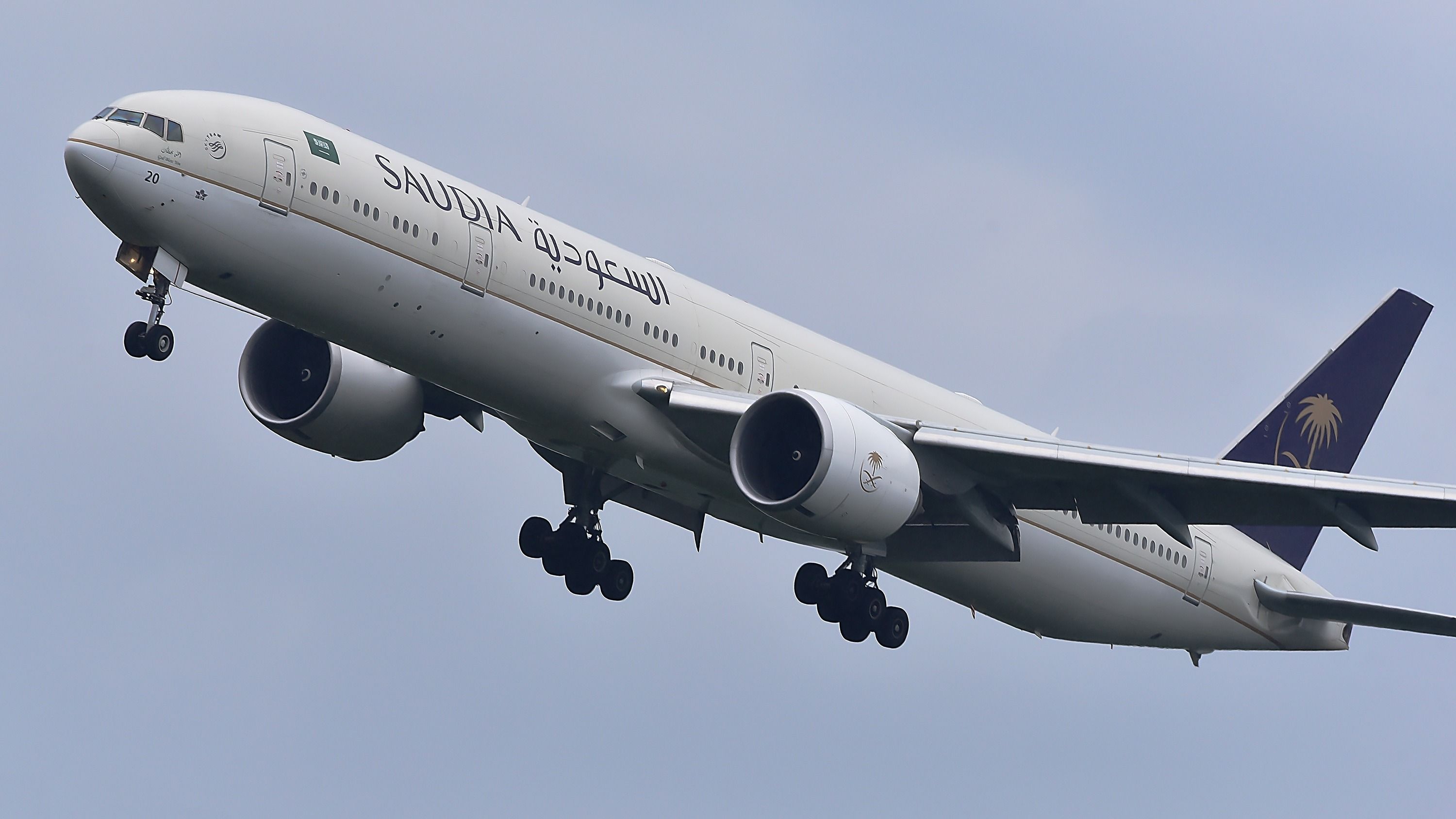Saudia Boeing 777 over the airport.