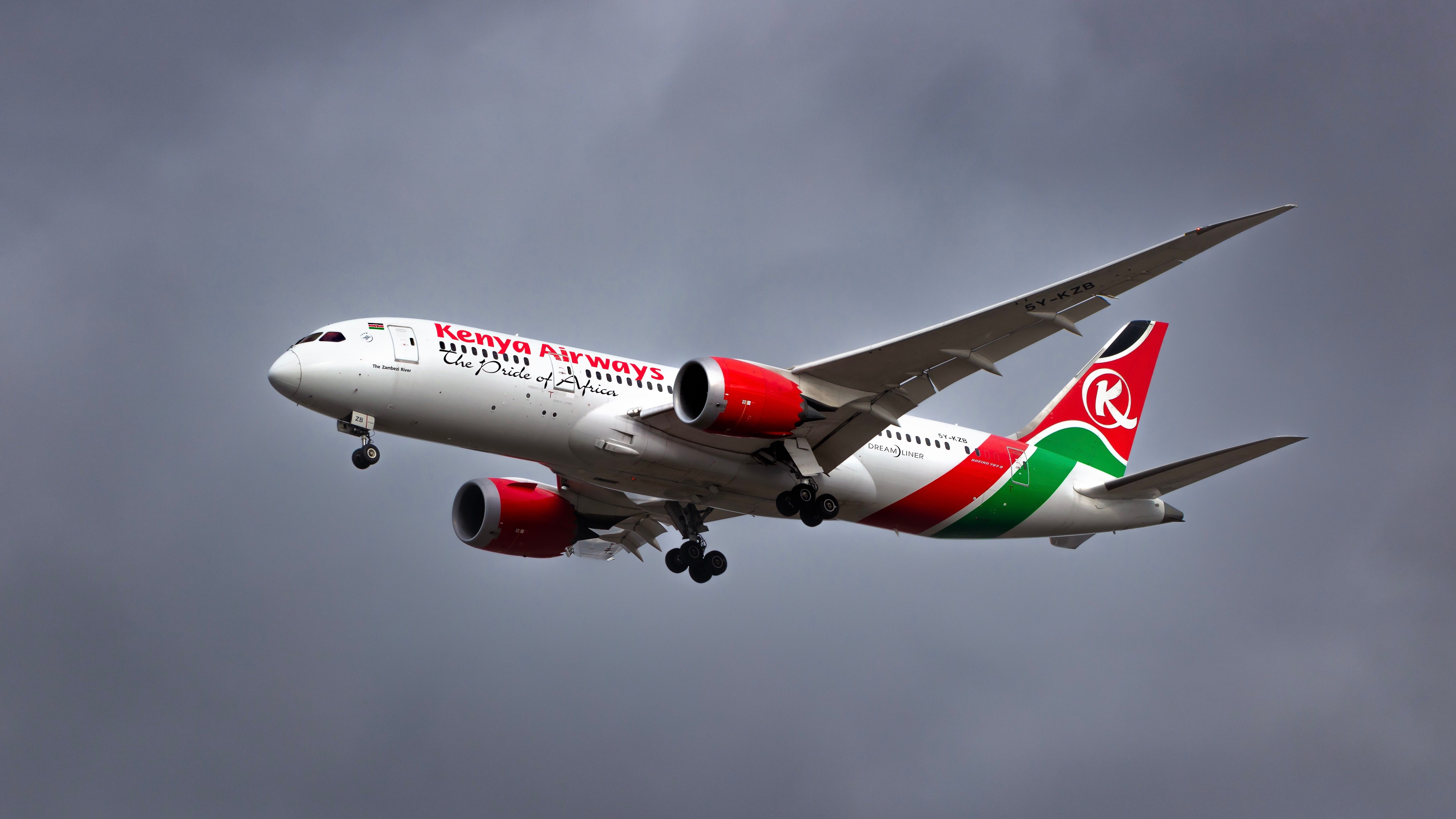 Kenya Airways, Boeing 787 flying low 