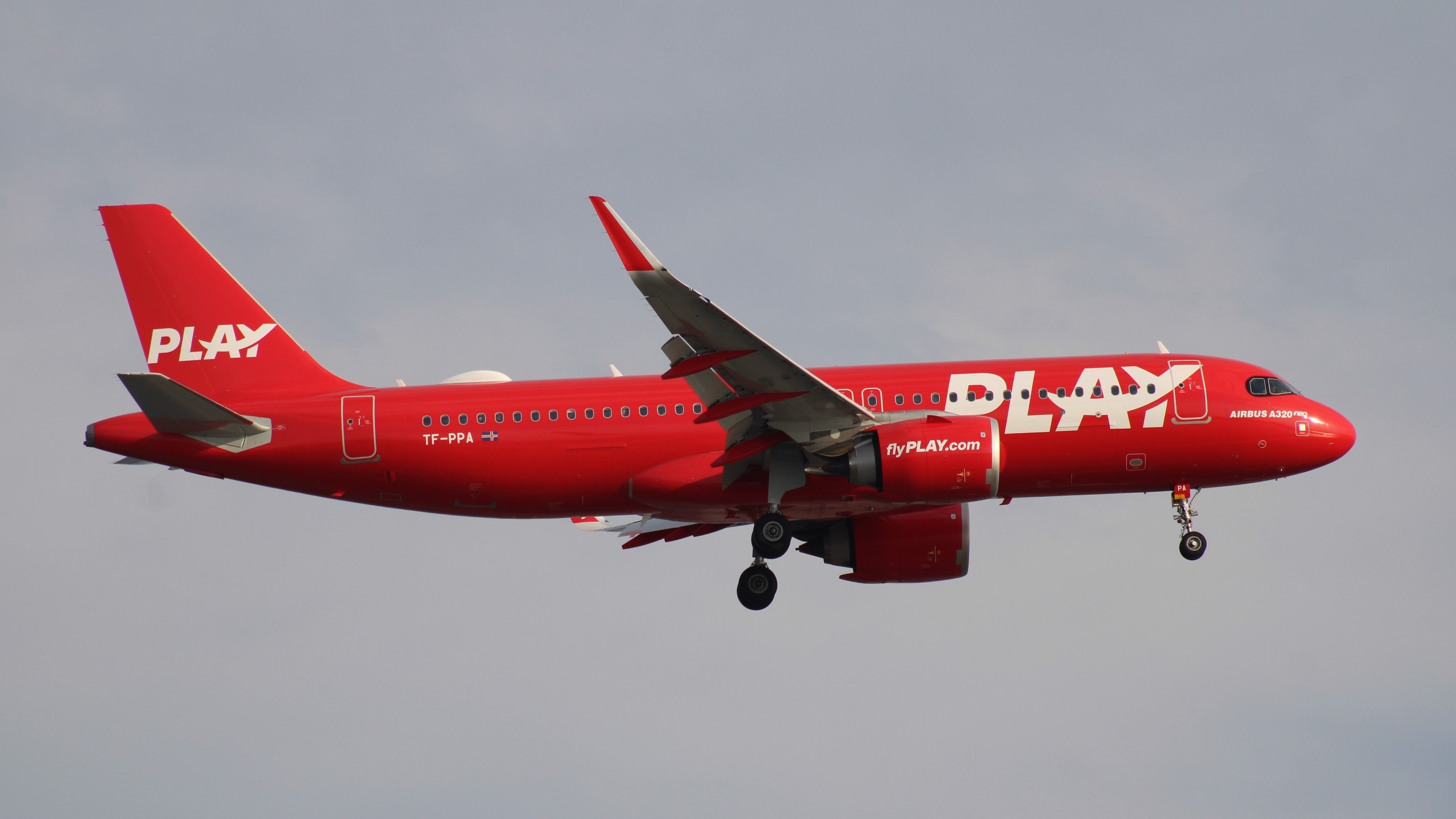 A PLAY Airbus A320neo landing 