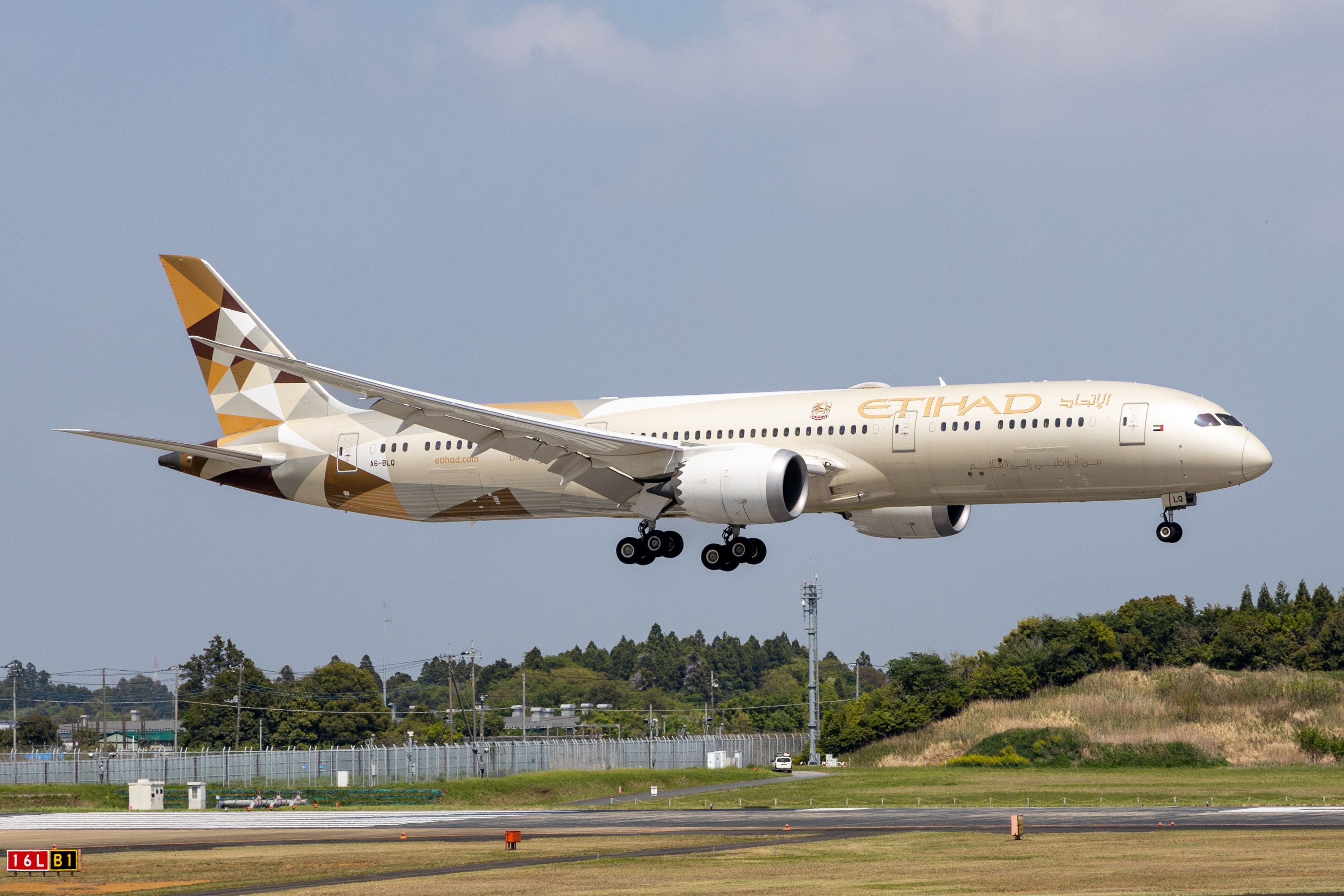 An Etihad Boeing 787 about to land in Tokyo.