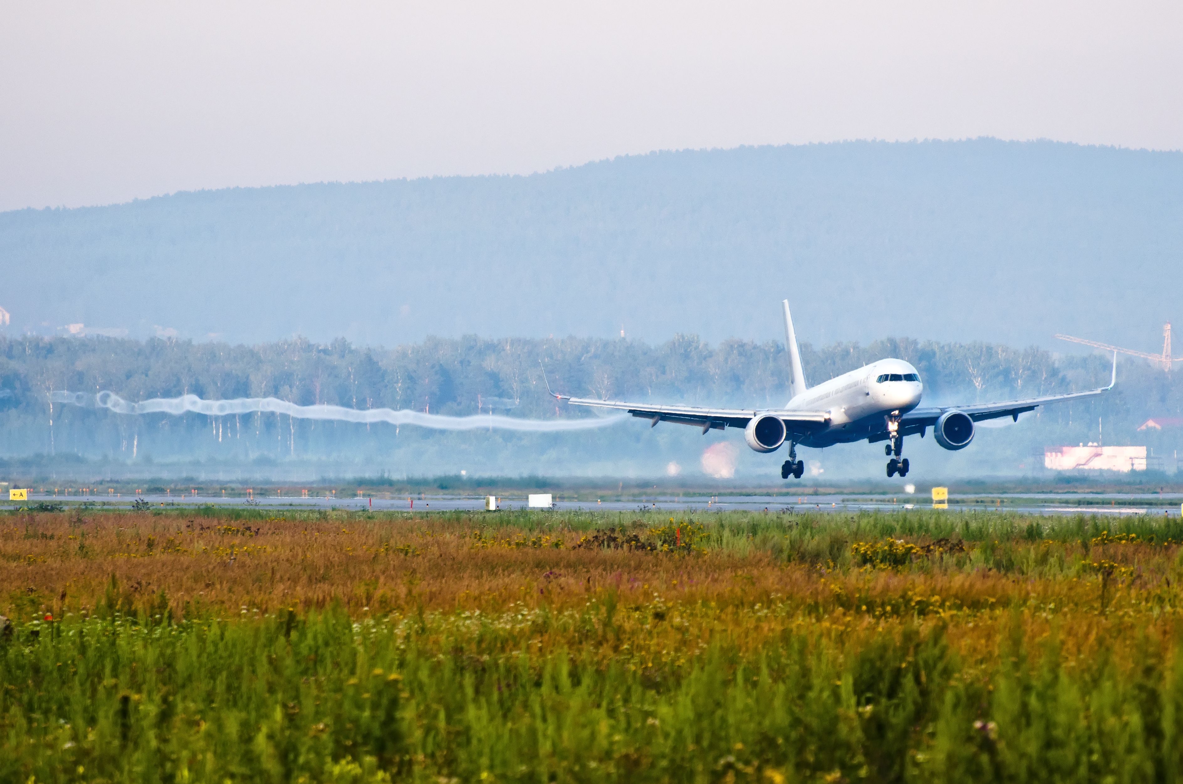 A Boeing 757 Landing.