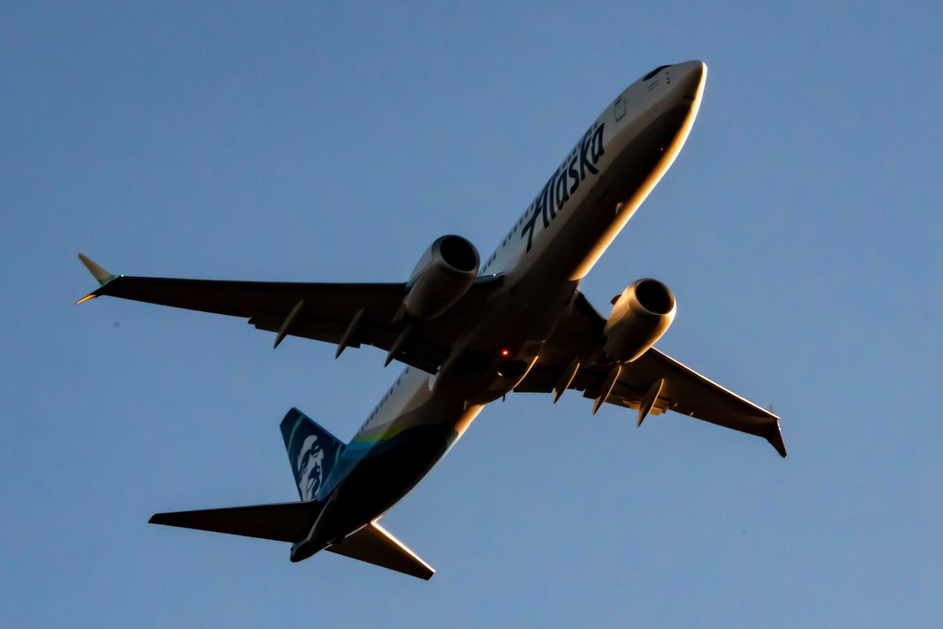 Alaska Airlines Flight Attendants - Simpleflying Boeing 737 Max 9 Lifting Off With Setting Sun And Beacon 4x6 Jak 