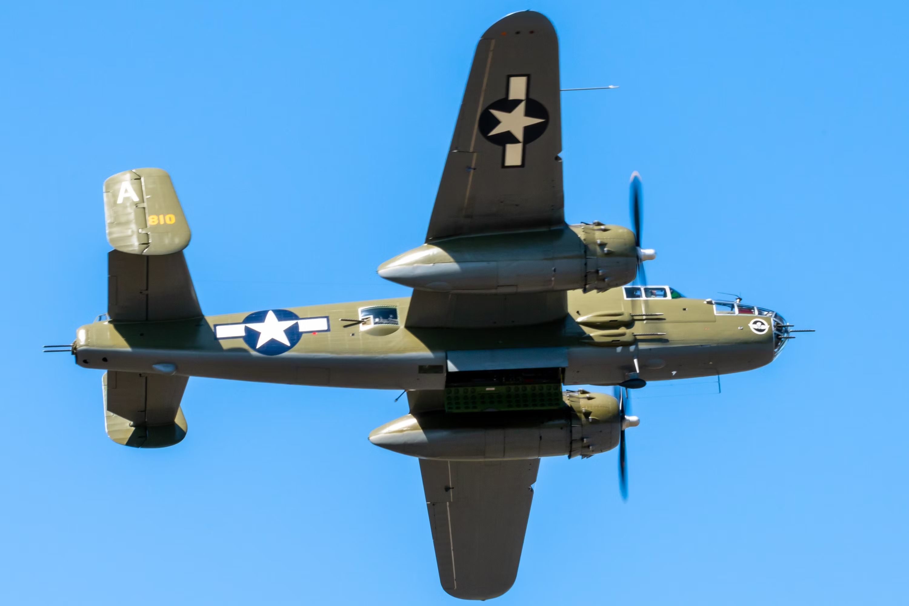 simpleflying_looking-up-at-the-fhcam-b-25j-with-bomb-bay-doors-4x6_jak