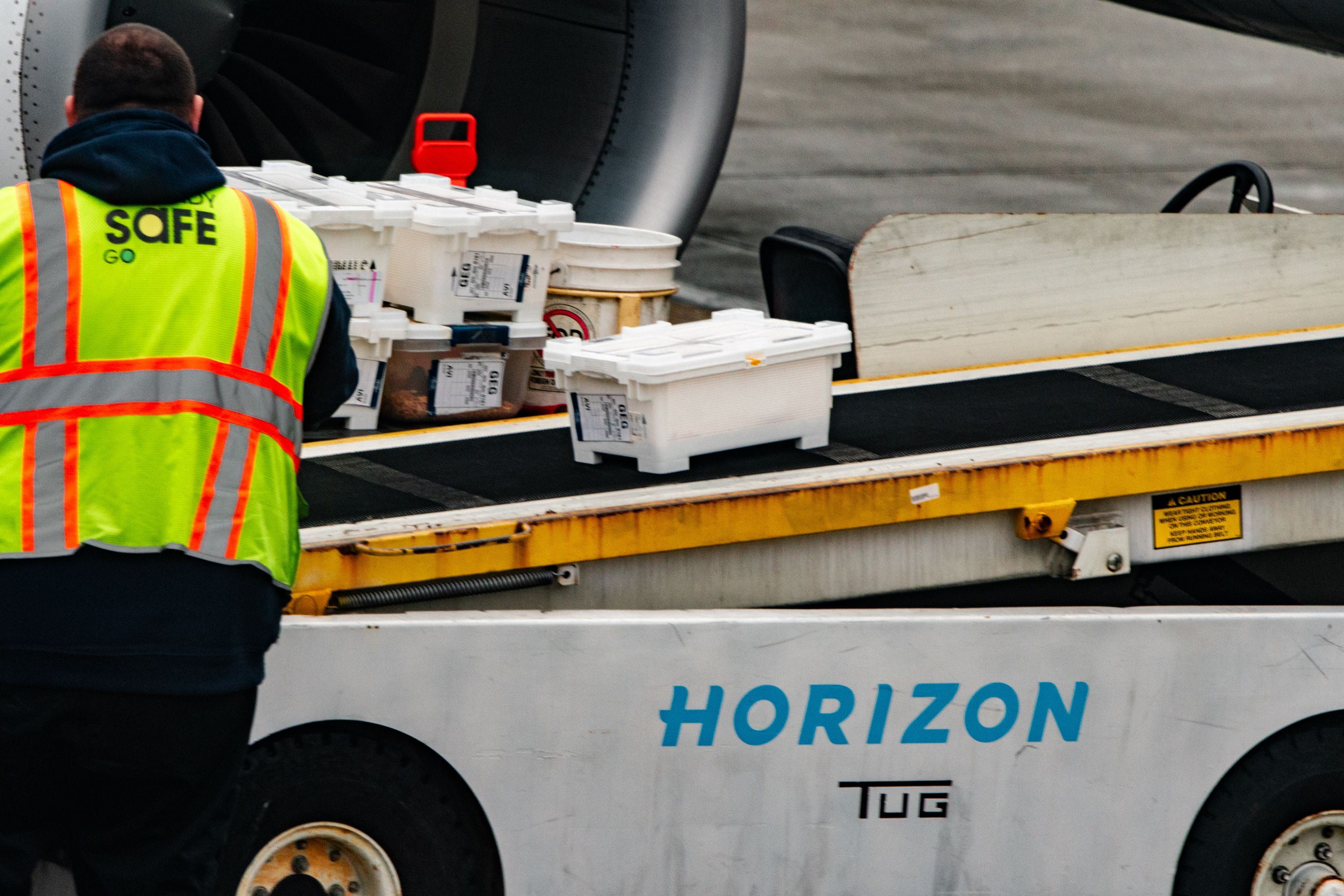 Pets Being Unloaded From Horizon Air E175 at GEG