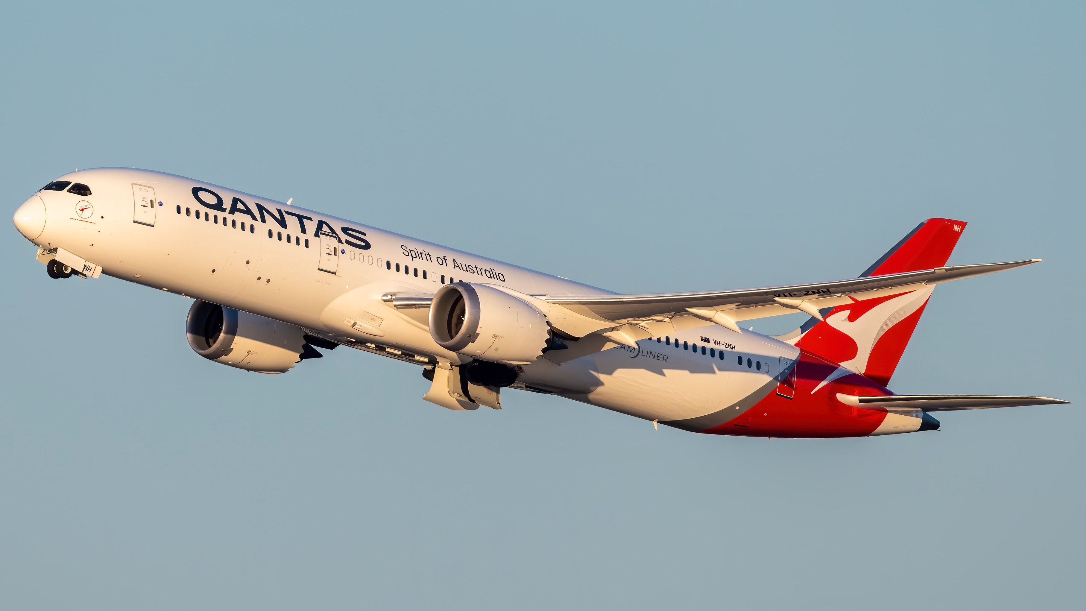 VH-ZNH Qantas Boeing 787-9 Dreamliner taking off